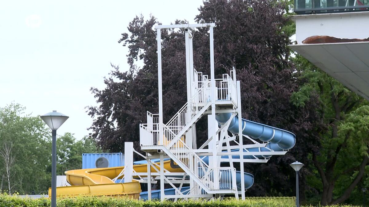 Hulpdiensten ter plaatse in openluchtzwembad Warande in Wetteren voor incident met kind, zwembad ont