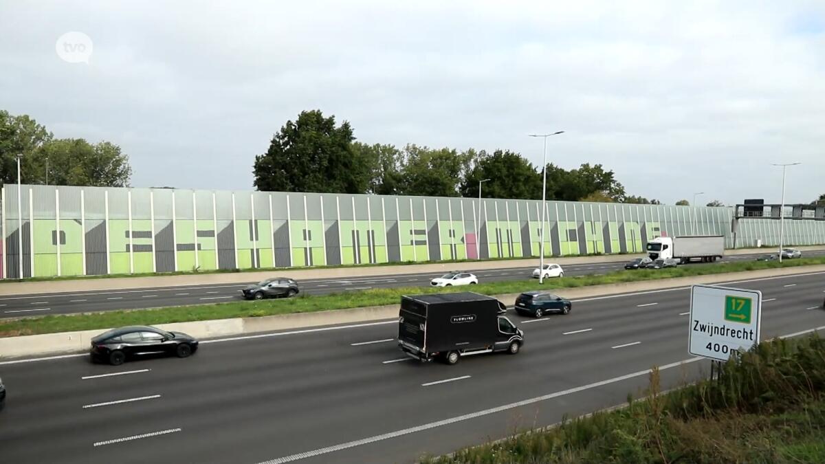 Opvallende graffititekst op nieuwe geluidswand langs E17 in Zwijndrecht