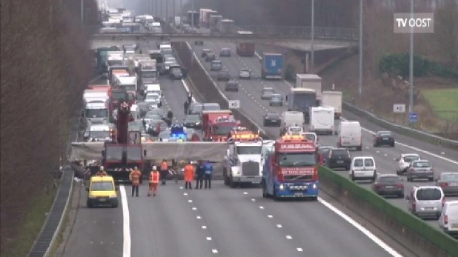 Vrachtwagen gekanteld op E40 in Wetteren