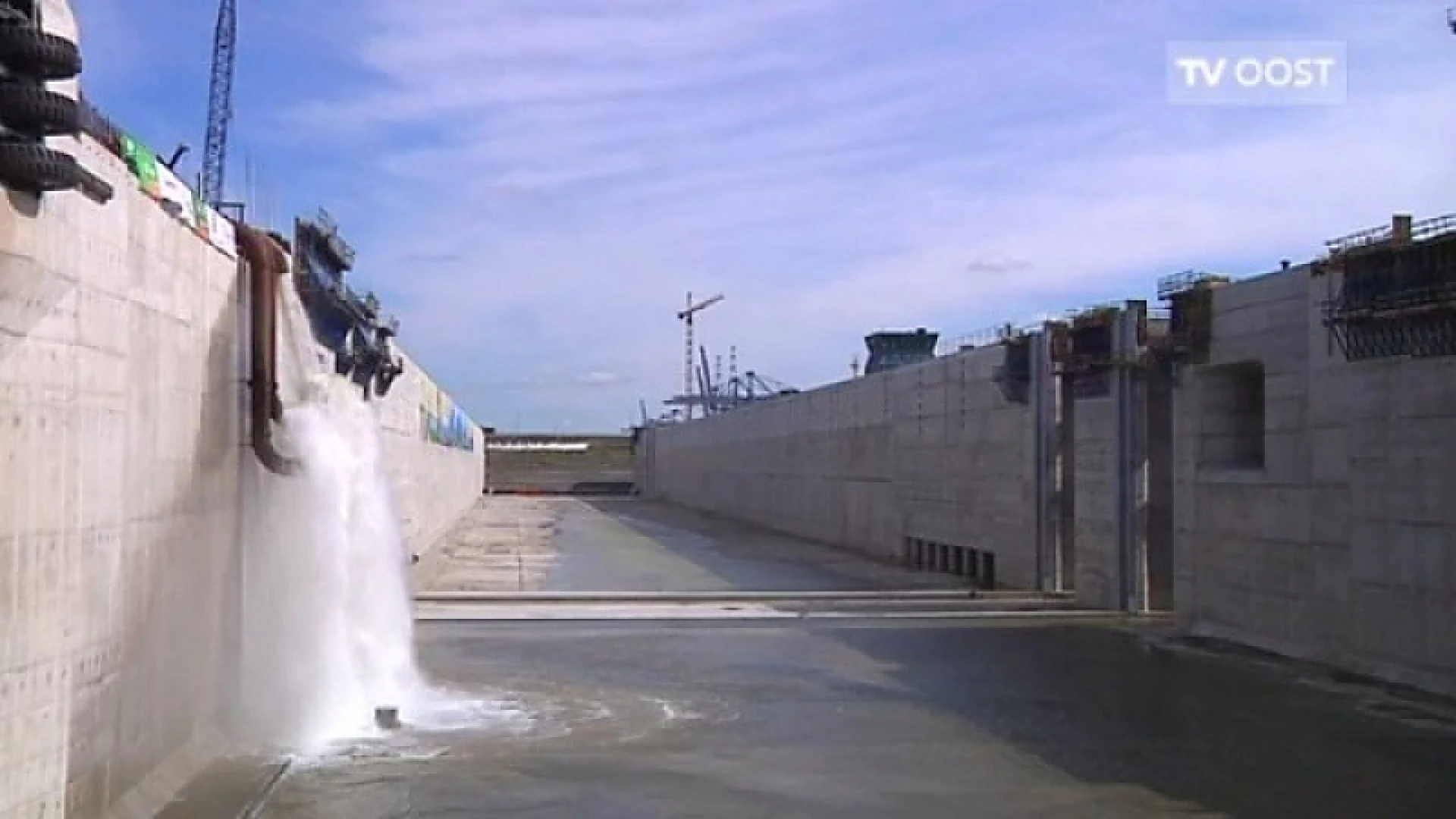 Deurganckdoksluis wordt gevuld met water