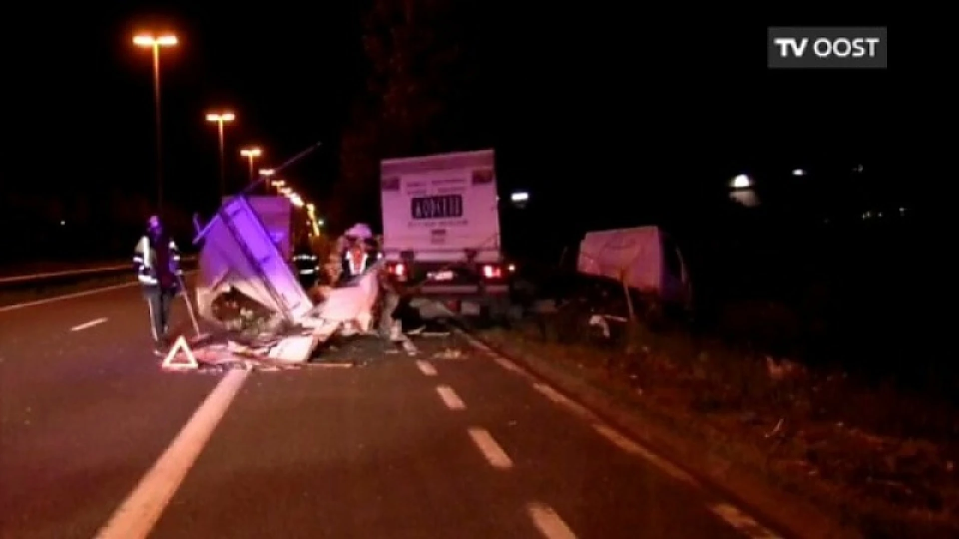 Ninove: Vrachtwagen knalt tegen boom