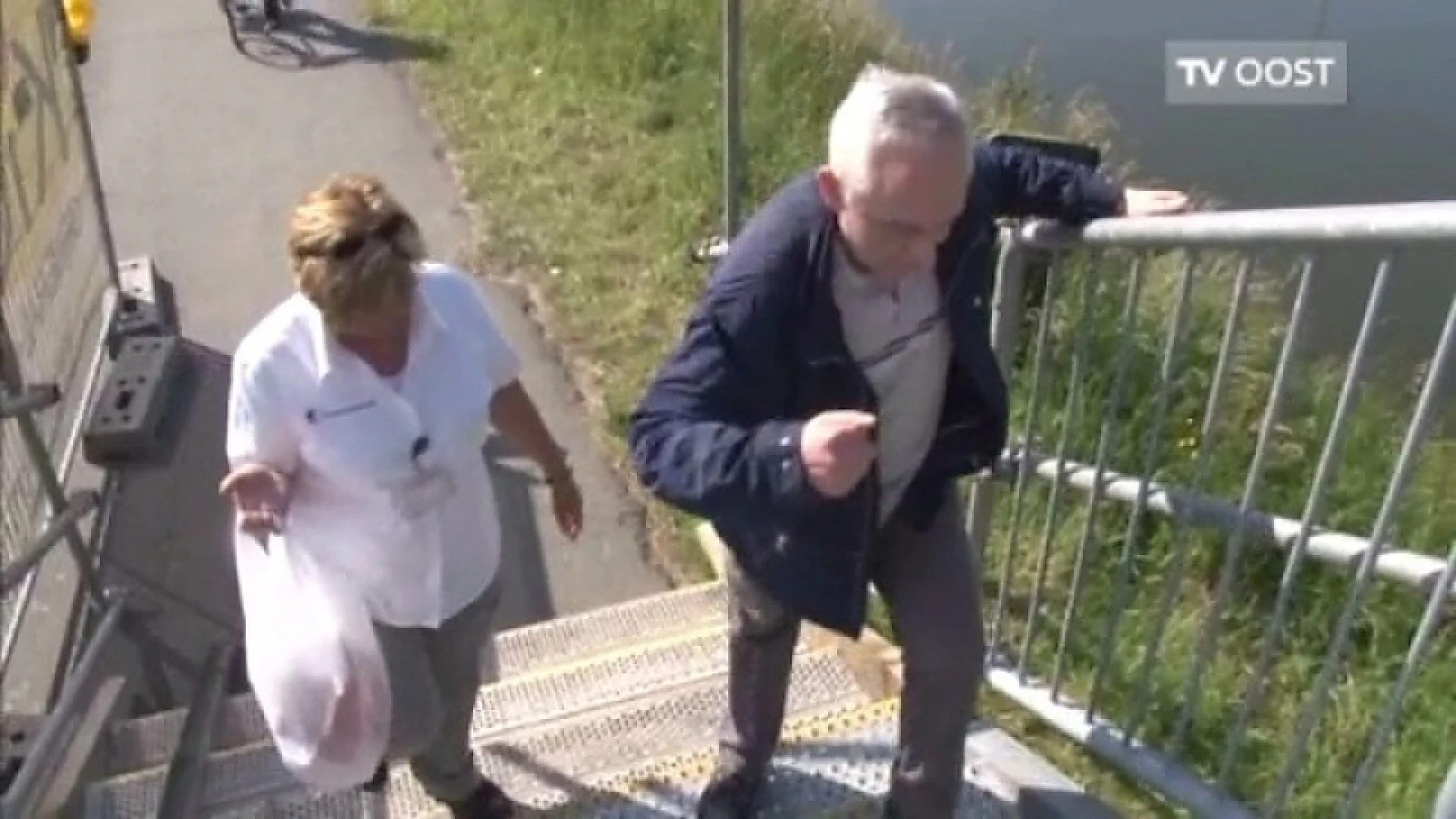 Wachten helpen mensen over brug