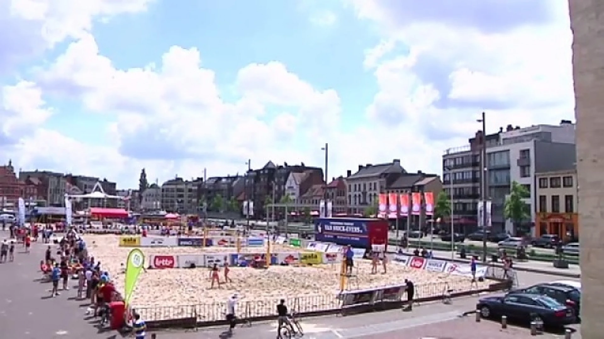 Beachvolley: Grote Markt Sint-Niklaas omgetoverd tot strand