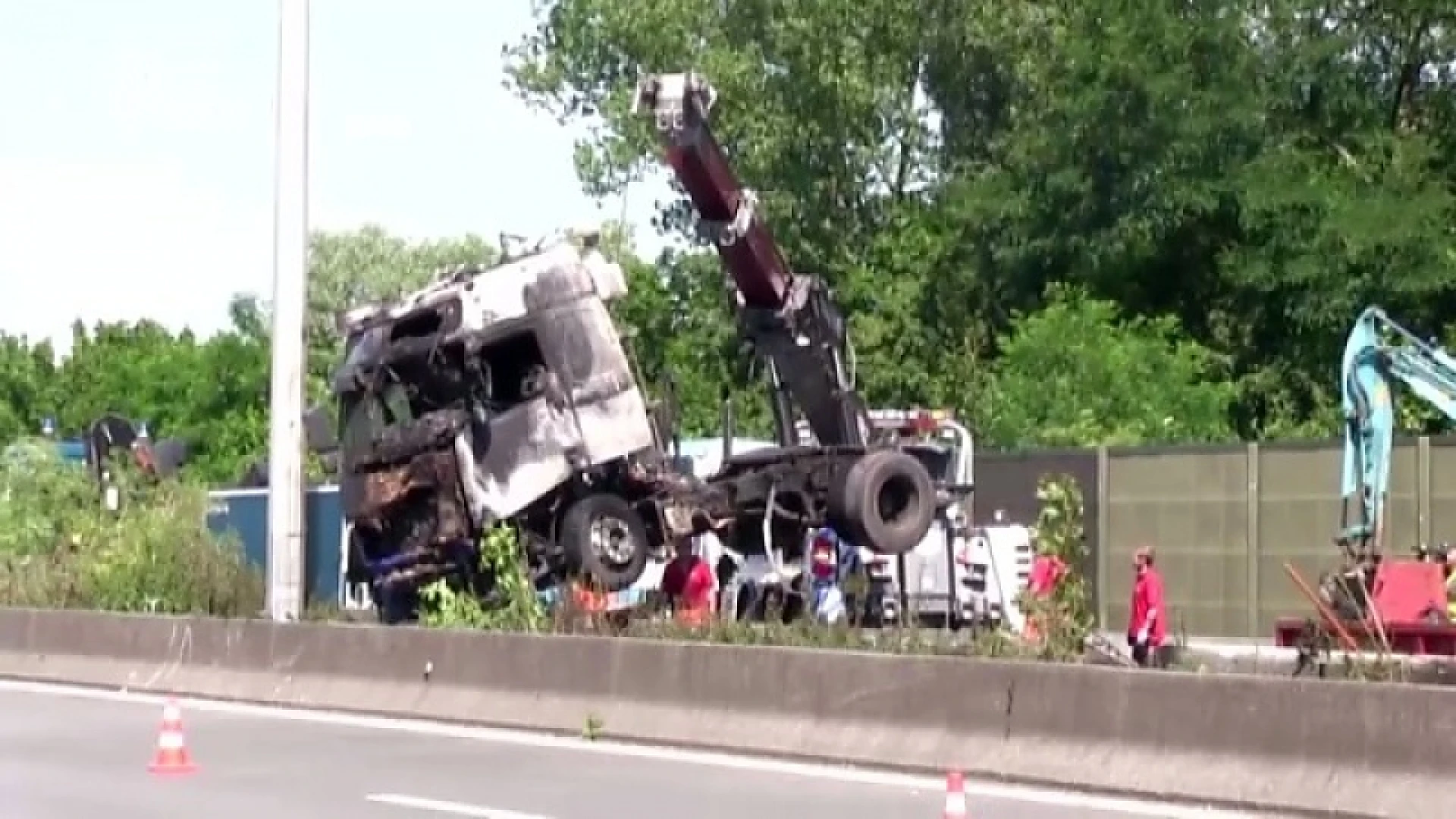 Vrachtwagen brandt uit op E40