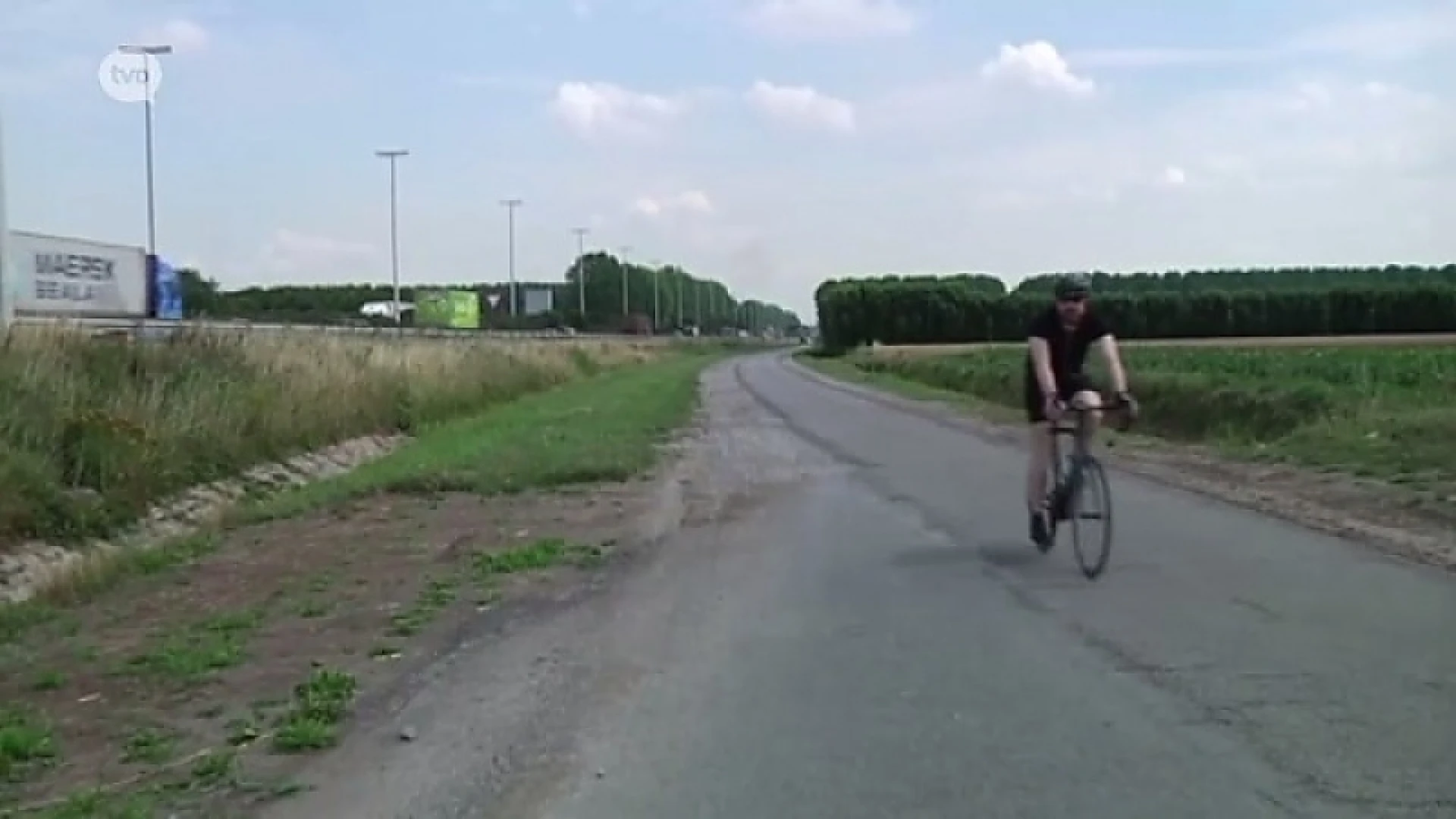 Mountainbiker onder tractor