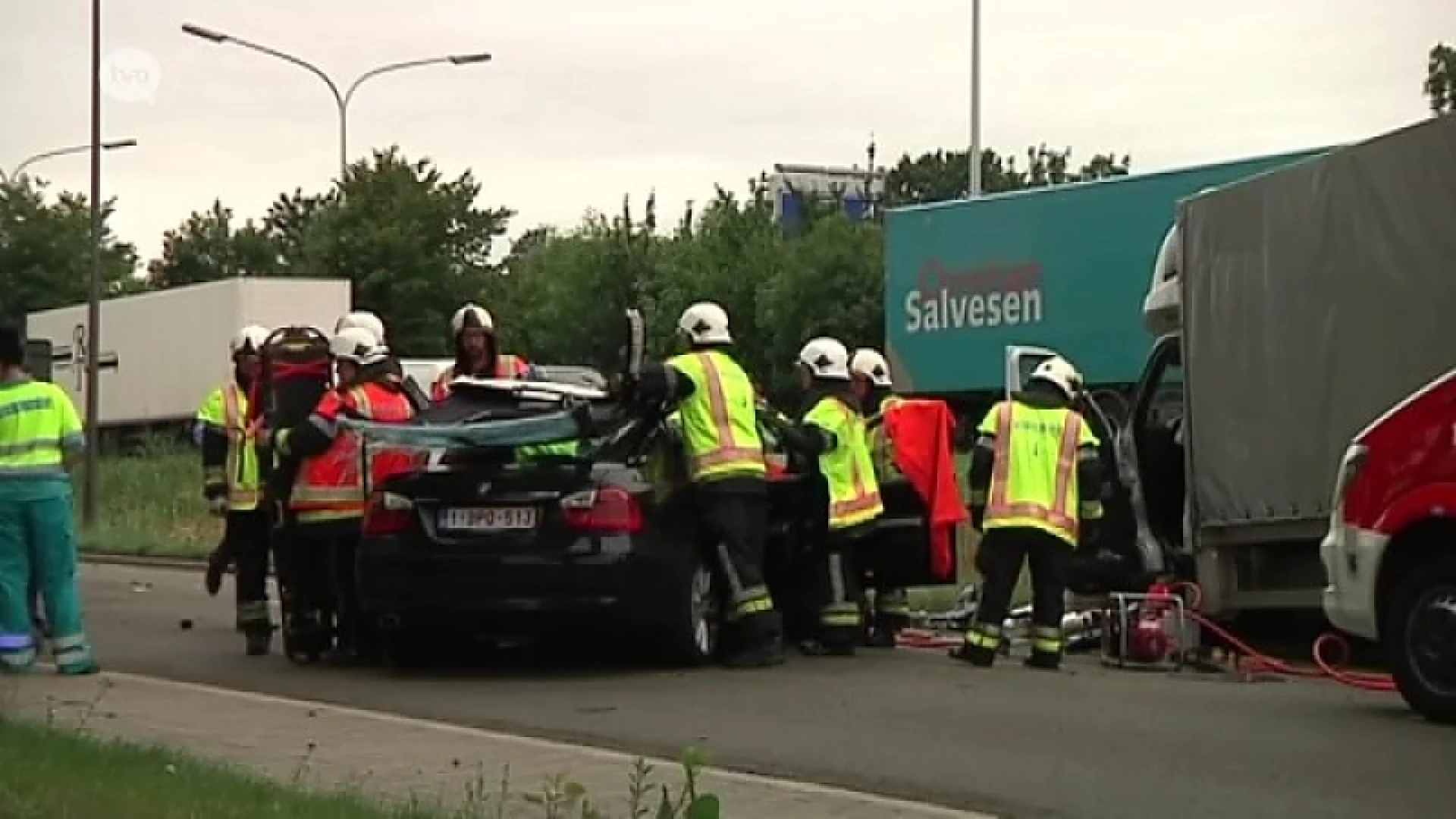 Zwangere vrouw gekneld in autowrak