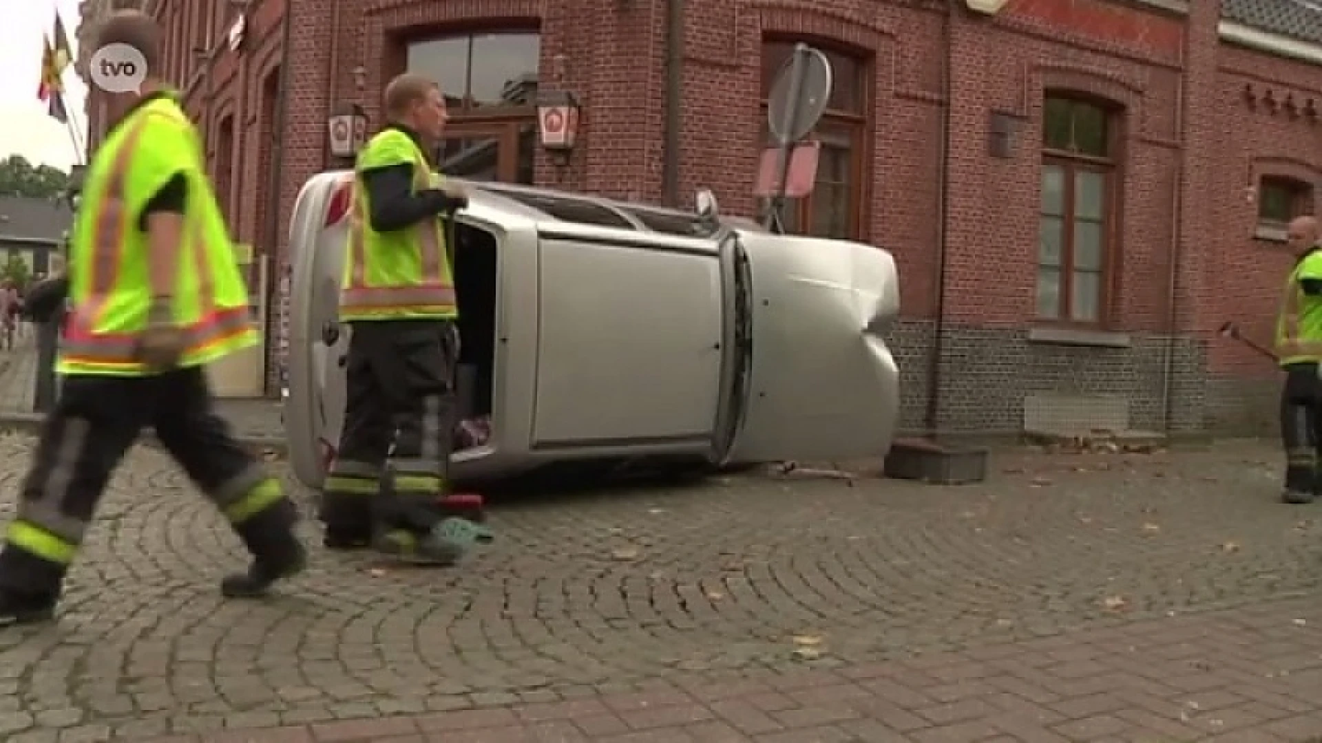 Auto op zijn zij tegen gevel in Sinaai