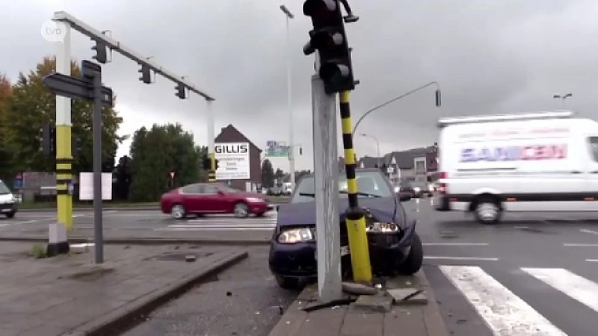 Auto tegen verkeerslichten aan kruispunt Den Doorn