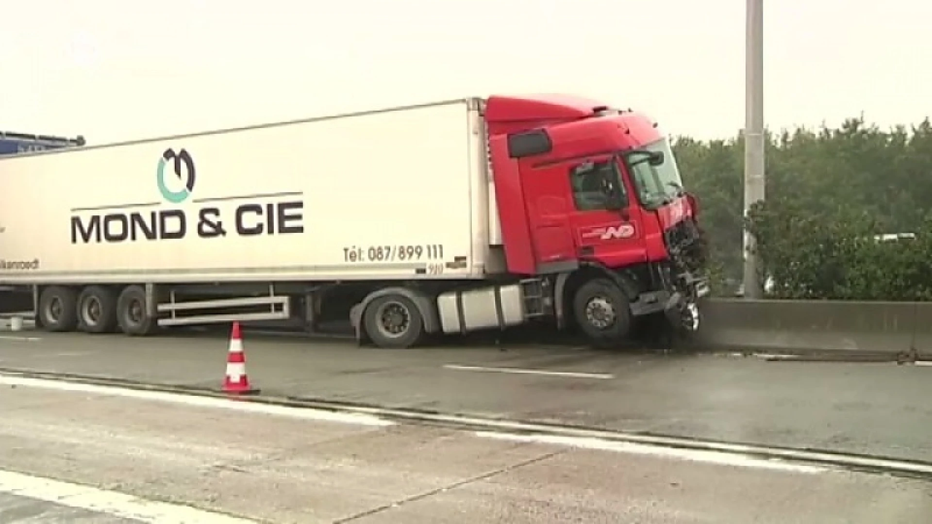 Vrachtwagen belandt in middenberm van E34