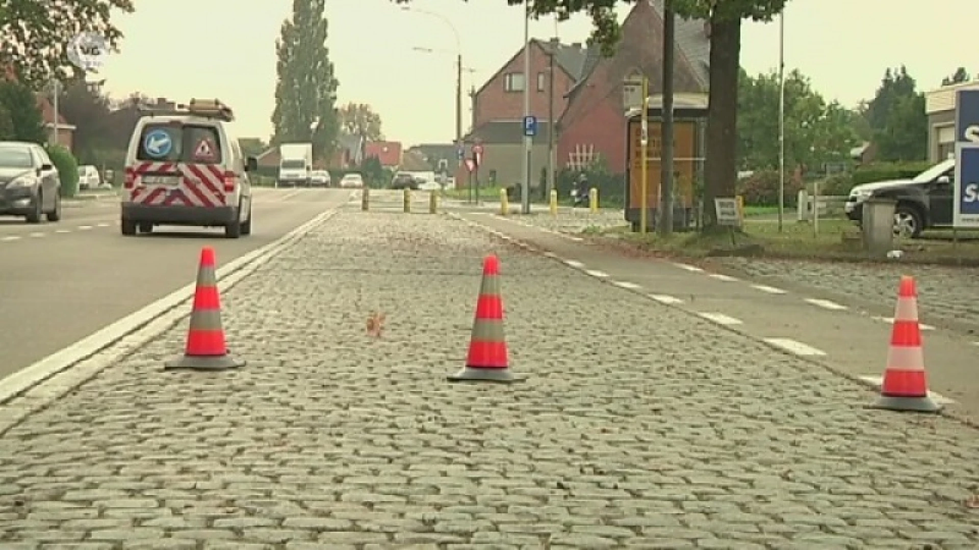 Bedrijf is sluipverkeer beu en sluit zelf weg af