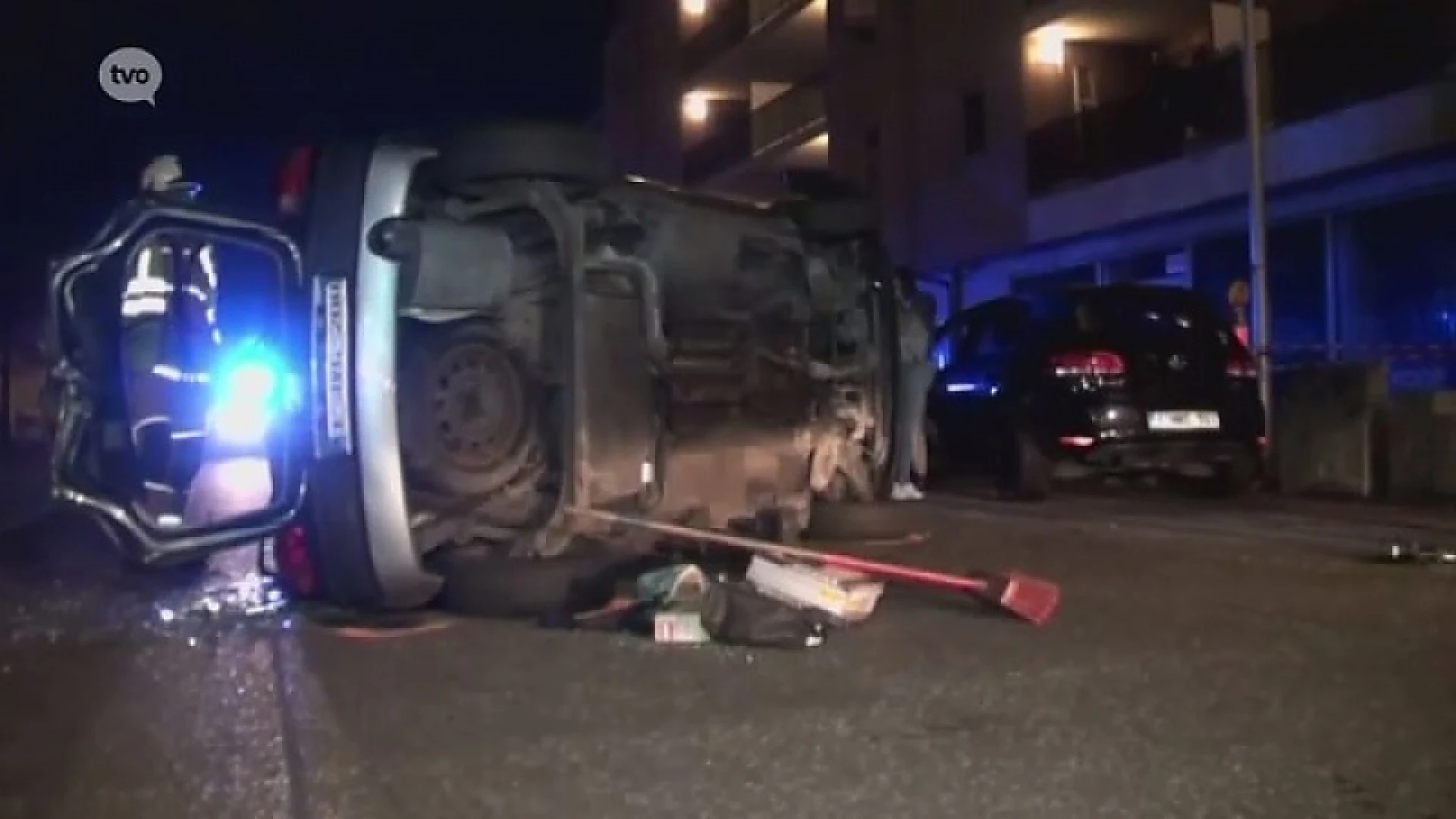 Auto vliegt op zijn kant aan Stationsplein in Lokeren