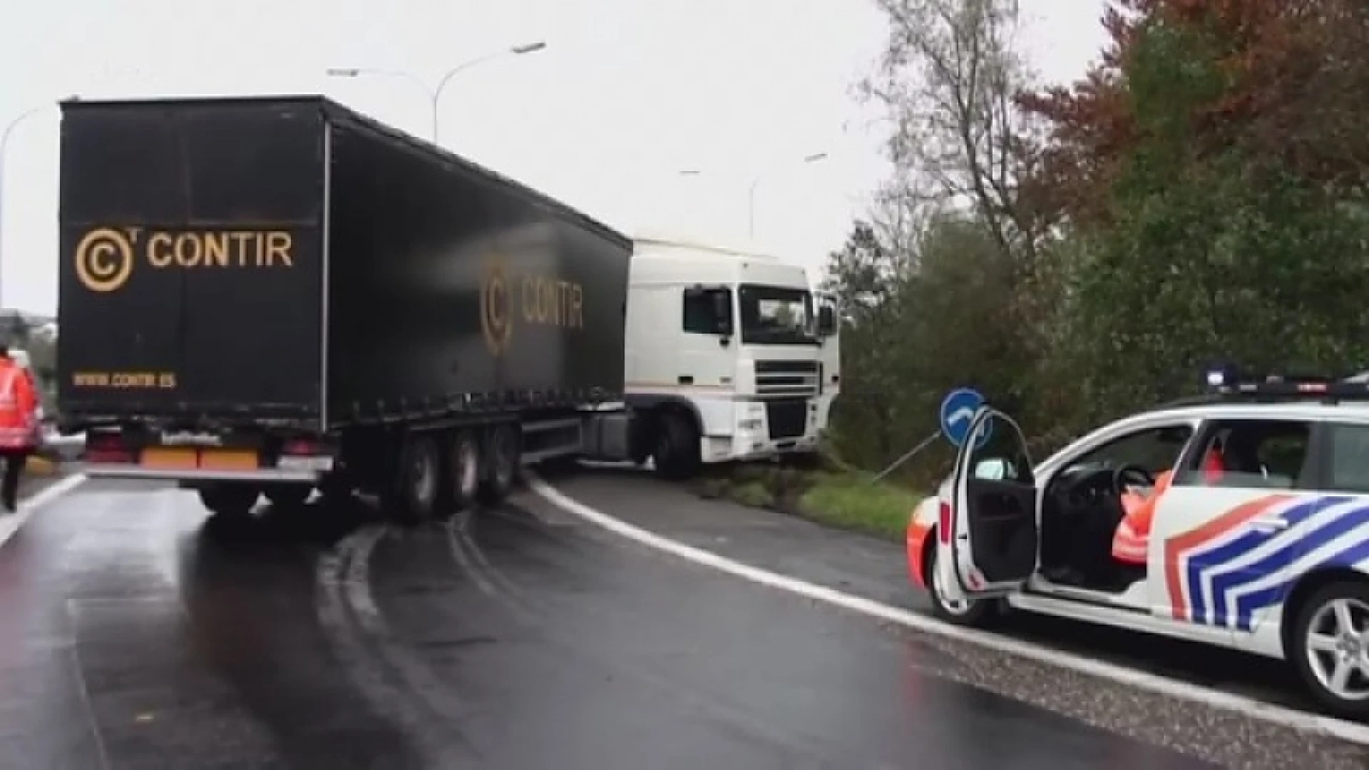 Vrachtwagen blokkeert tijdlang verkeer op E17