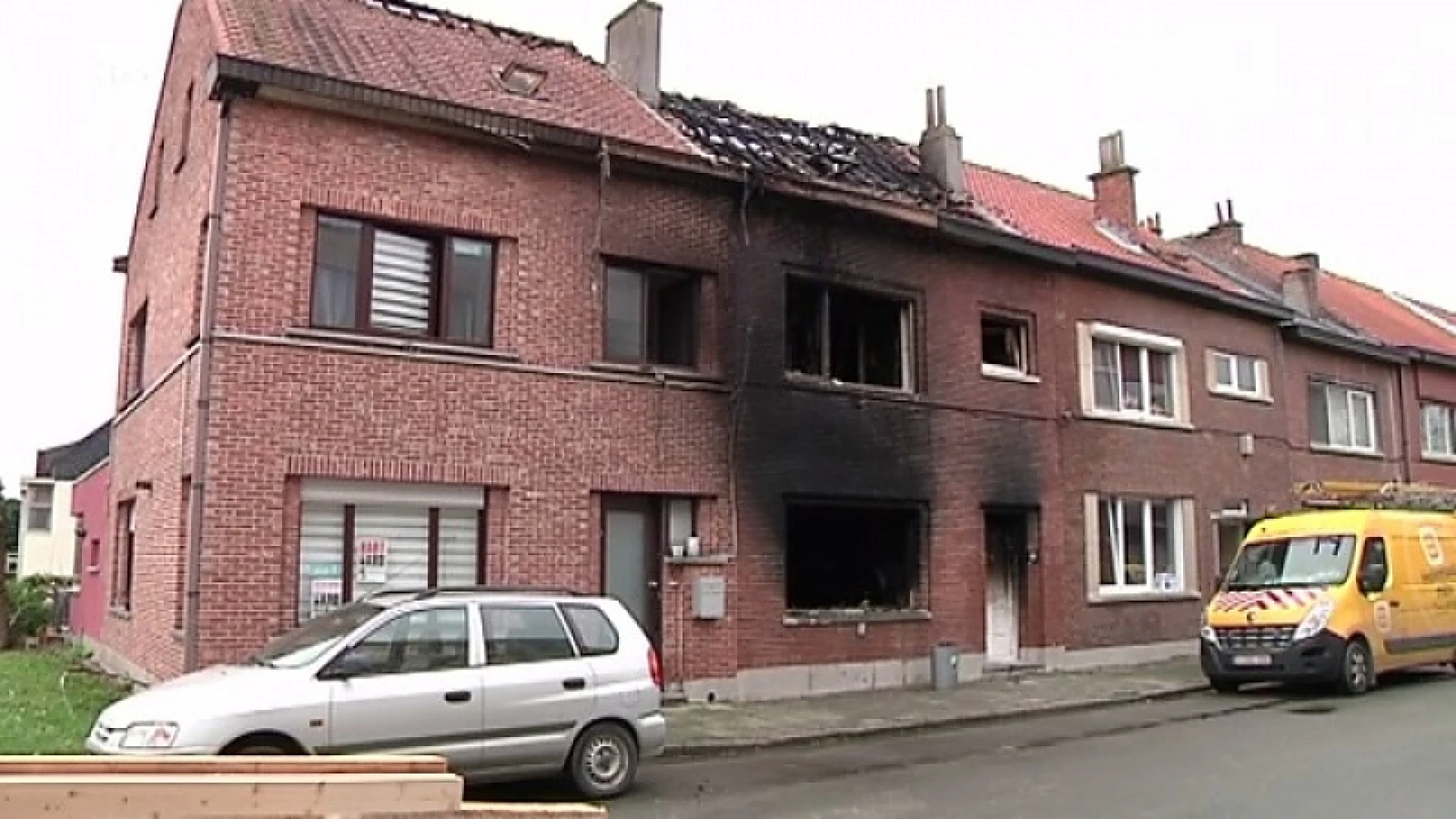 Buren en hulpdiensten redden 7 kinderen en 2 volwassenen uit brand