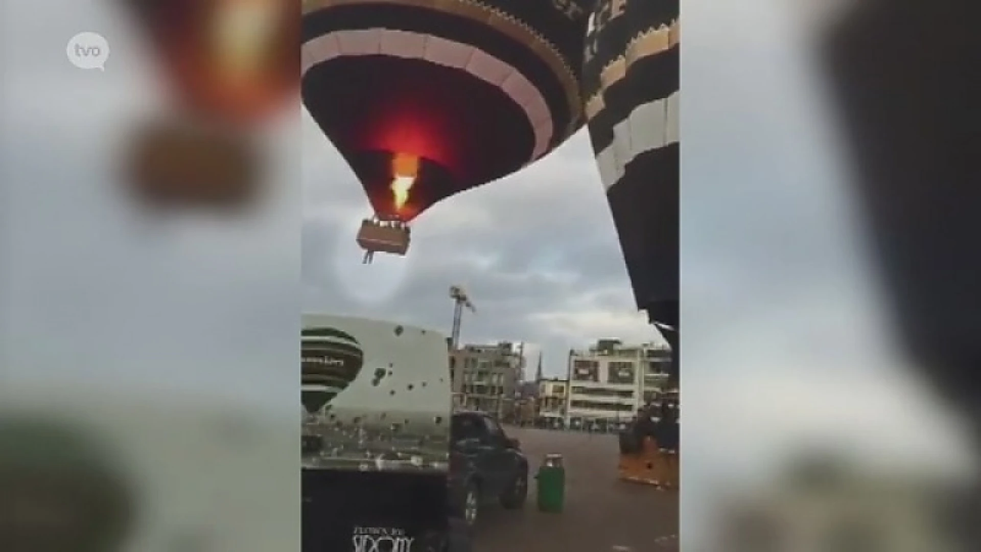 Man blijft hangen aan mand terwijl luchtballon de lucht ingaat