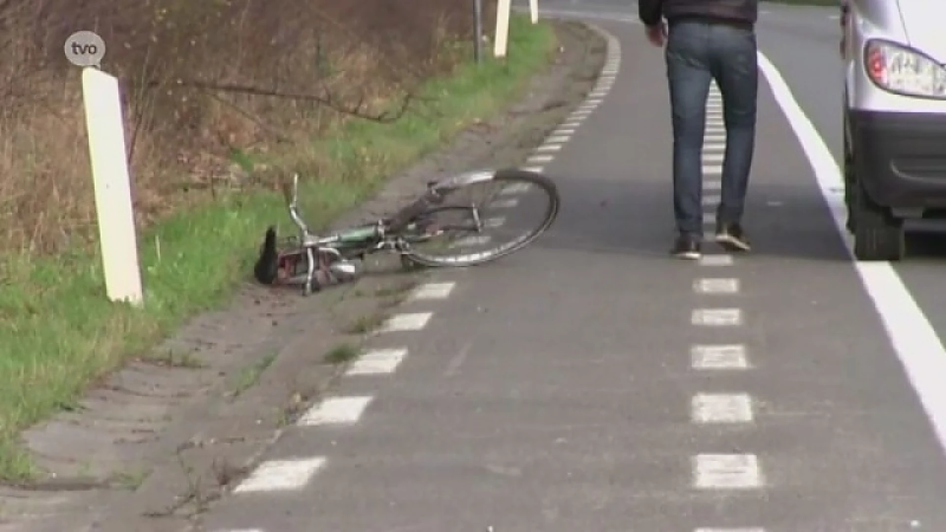 Fietser van weg gemaaid op R41 in Hofstade