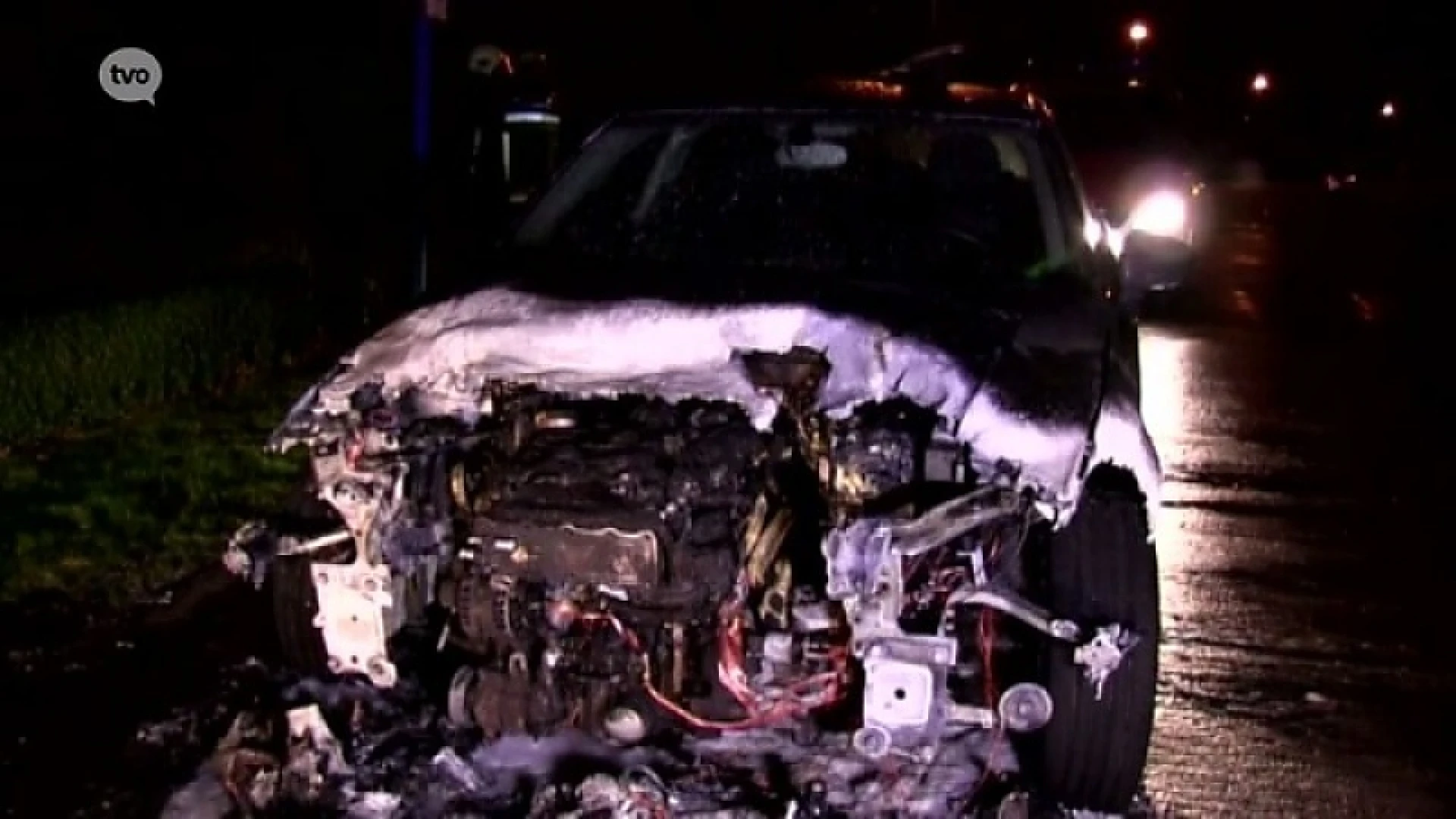 Man haalt net op tijd brandende auto uit garage