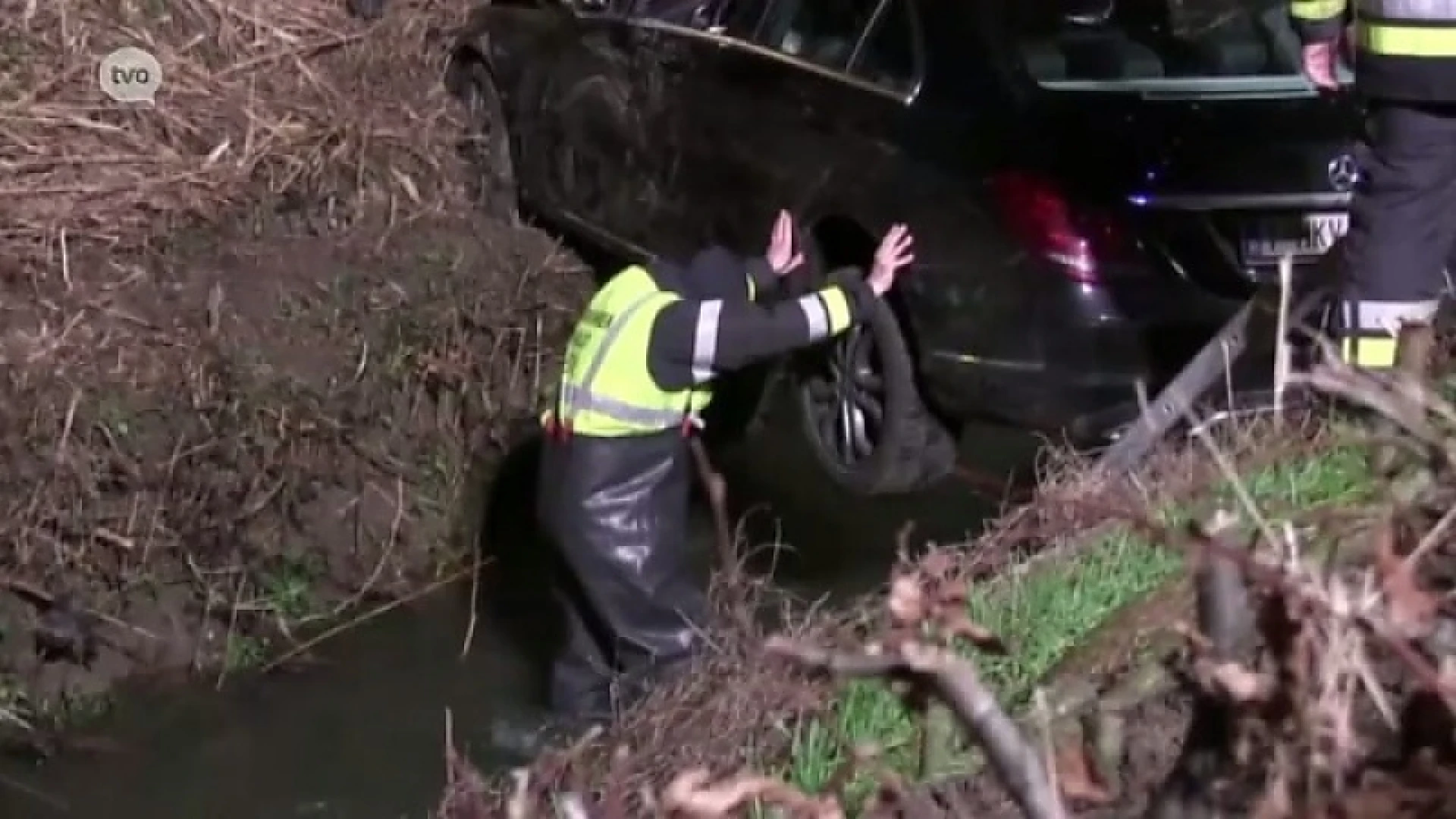 Auto bengelt boven gracht in Burst