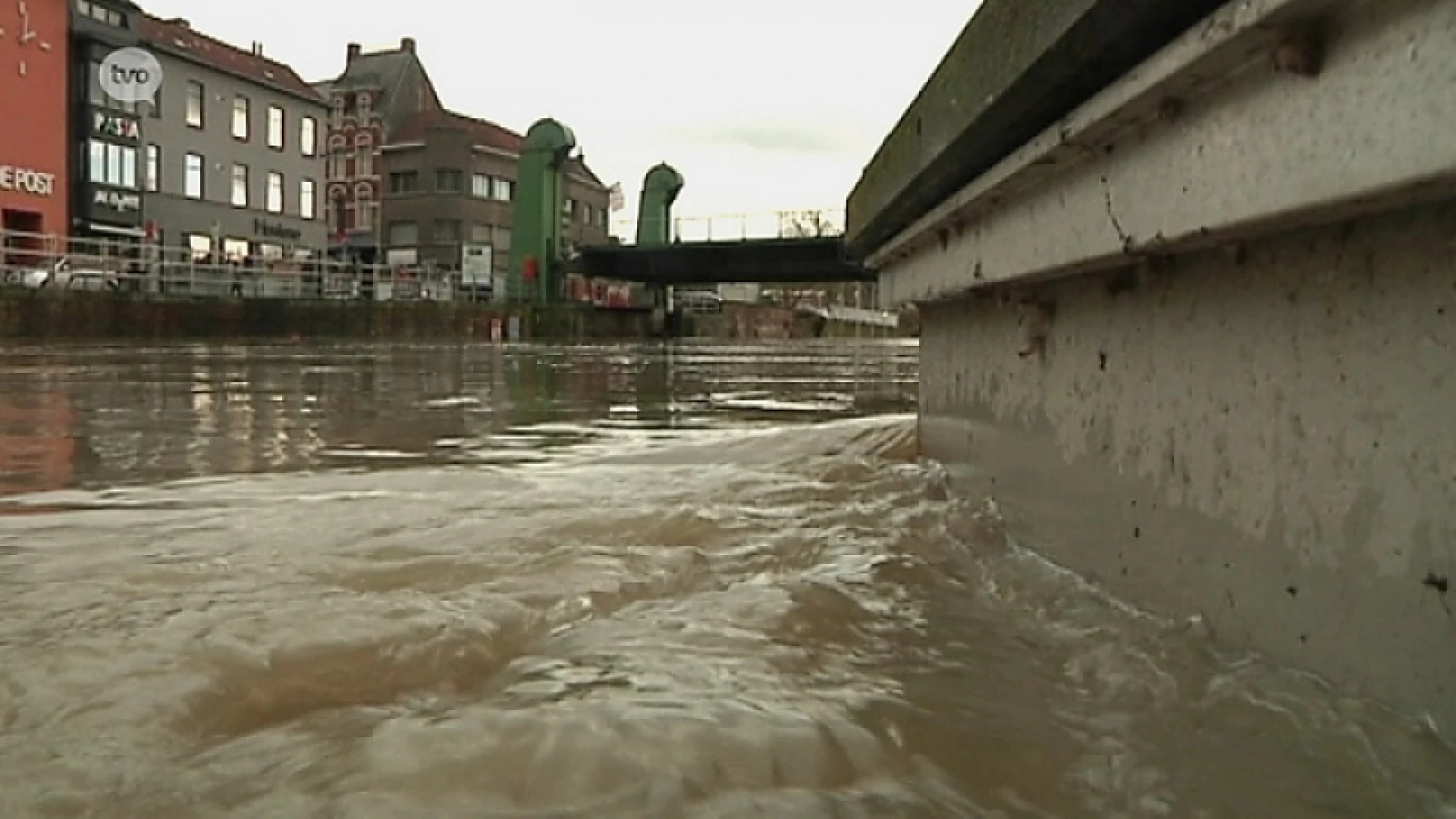 Waterlopen bereiken alarmpeil, uitkijken naar gevolgen van stormtij