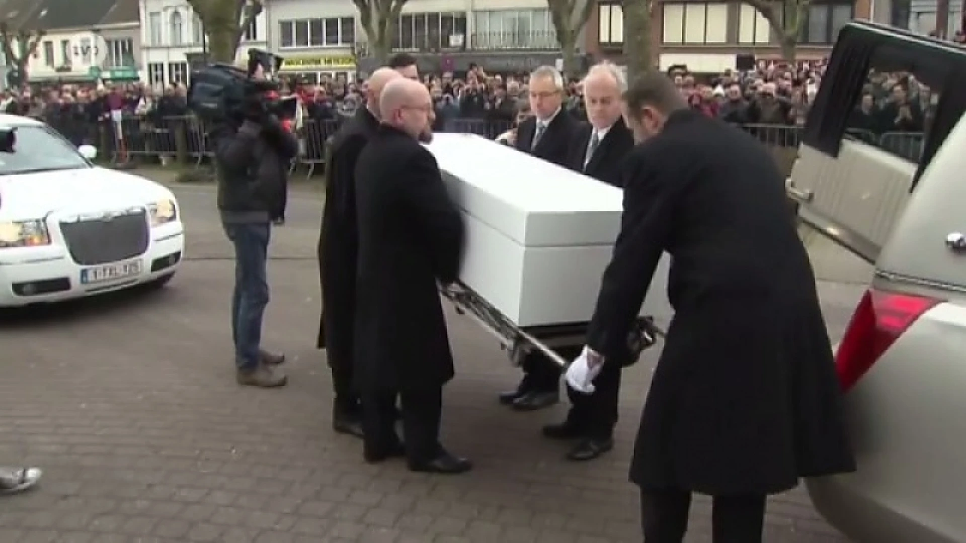 Eddy Wally begraven in witte kist