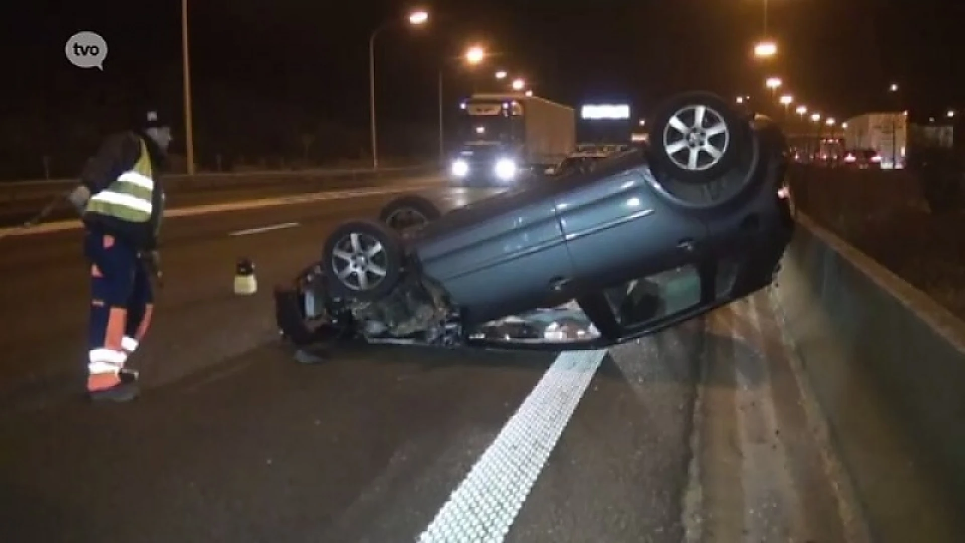 Auto belandt op dak na botsing met vrachtwagen op E17