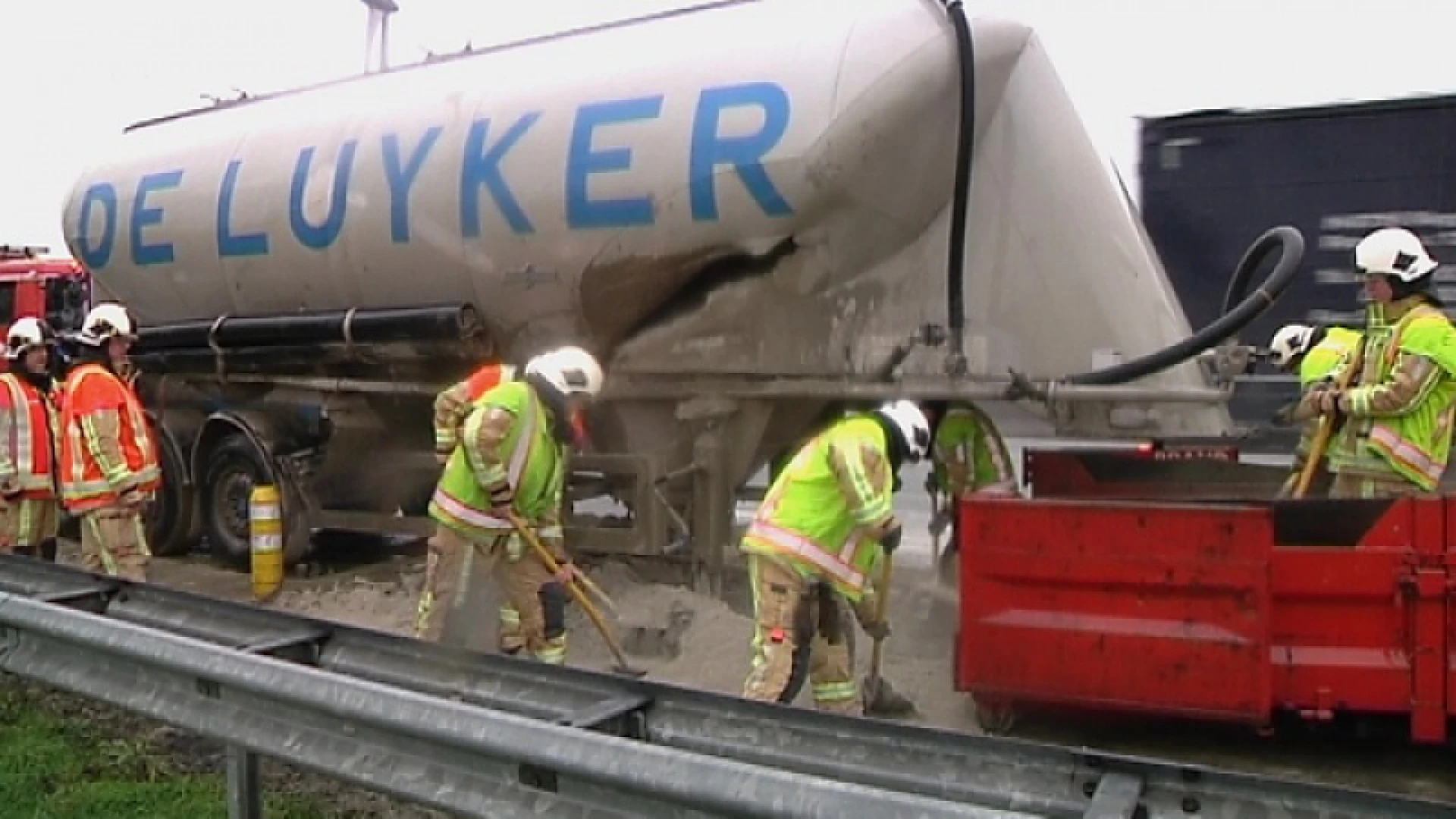 Truck verliest lading cement na botsing op E17 in Kruibeke