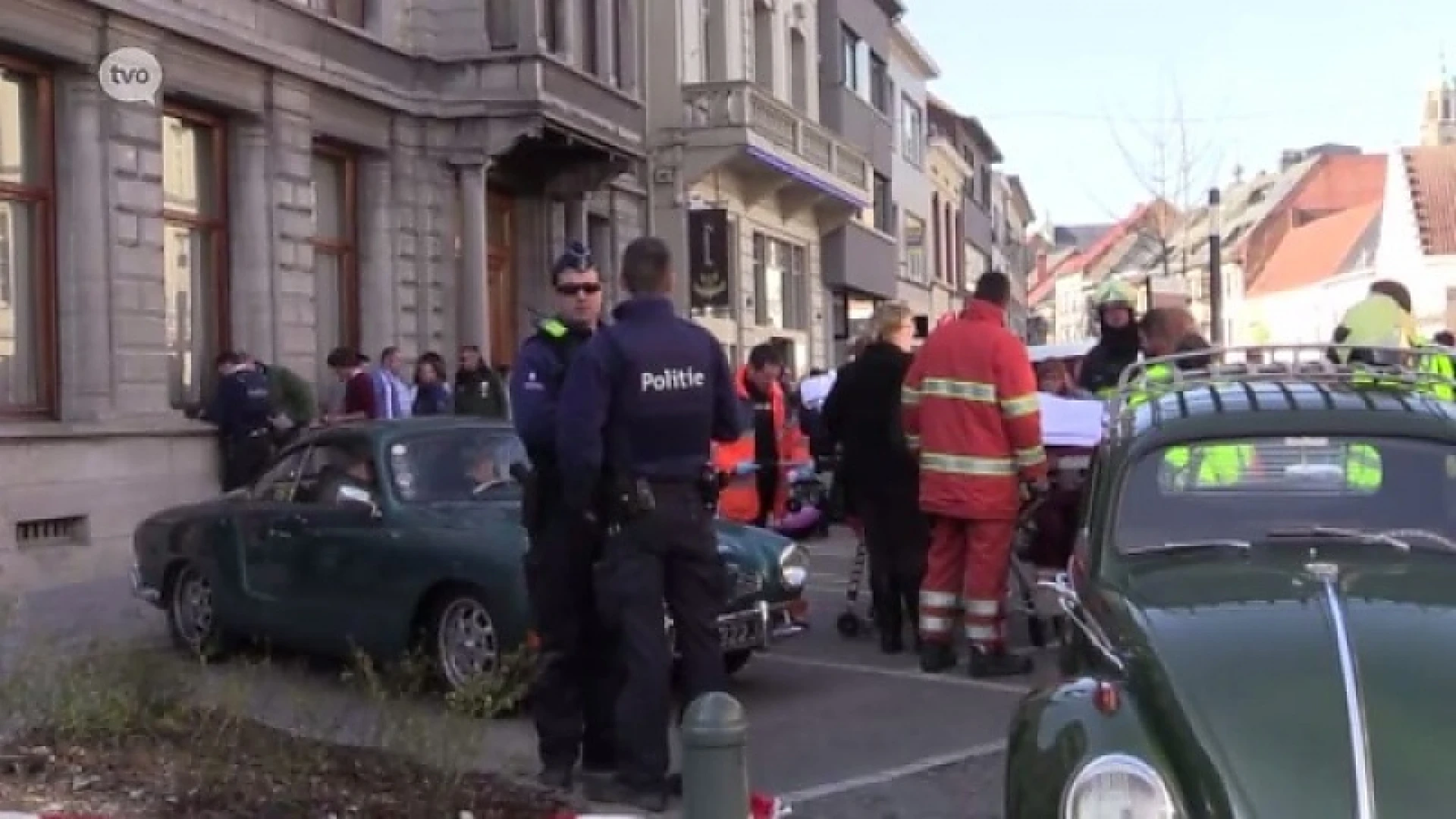 Kevertje rijdt in op groepje mensen tijdens kevertreffen in Ninove