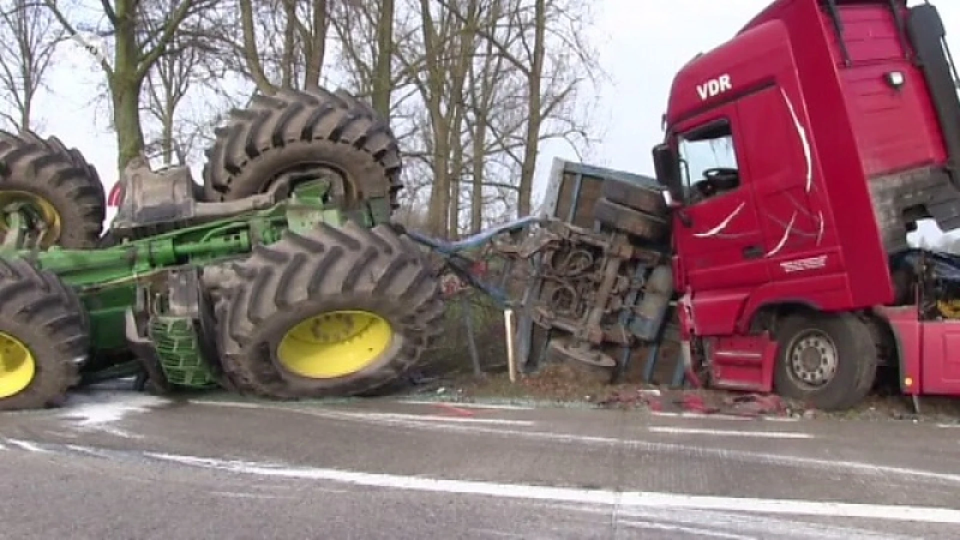 Vrachtwagen knalt achteraan op tractor op expressweg N45