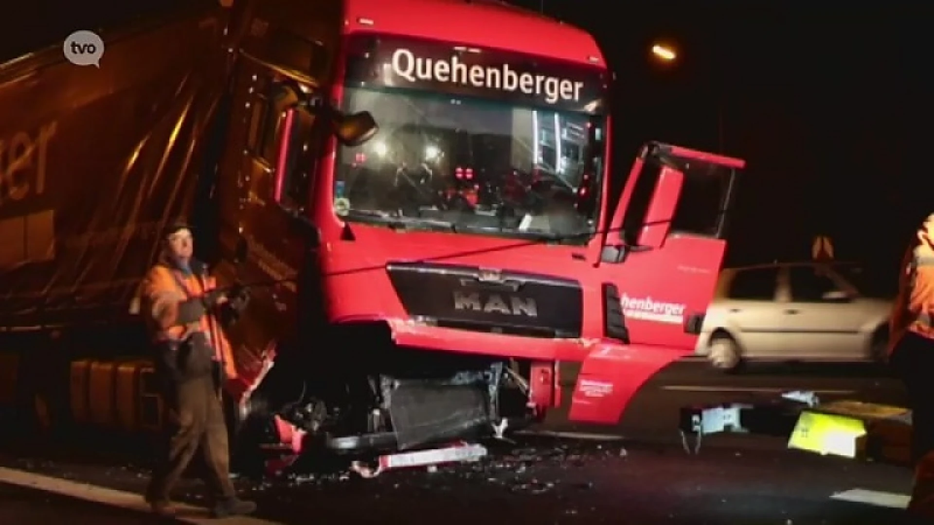 Takelwerken van vrachtwagens bij kettingbotsing E17 tot laat in de avond