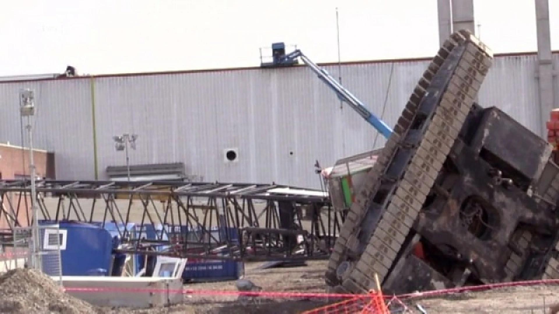 Kraan van 65 ton valt op werf Delhaize in Ninove