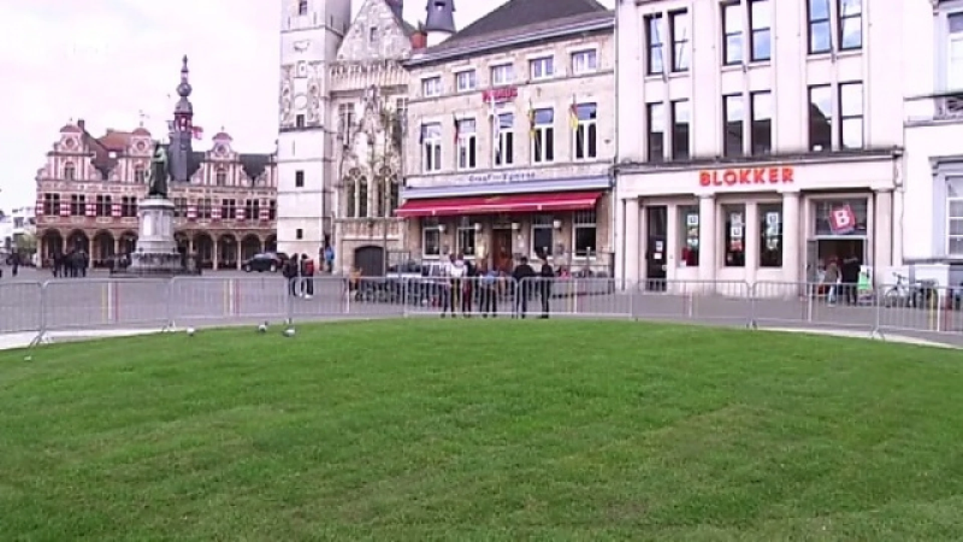 Na bankjes in 'penisvorm' nu gras op Grote Markt in Aalst