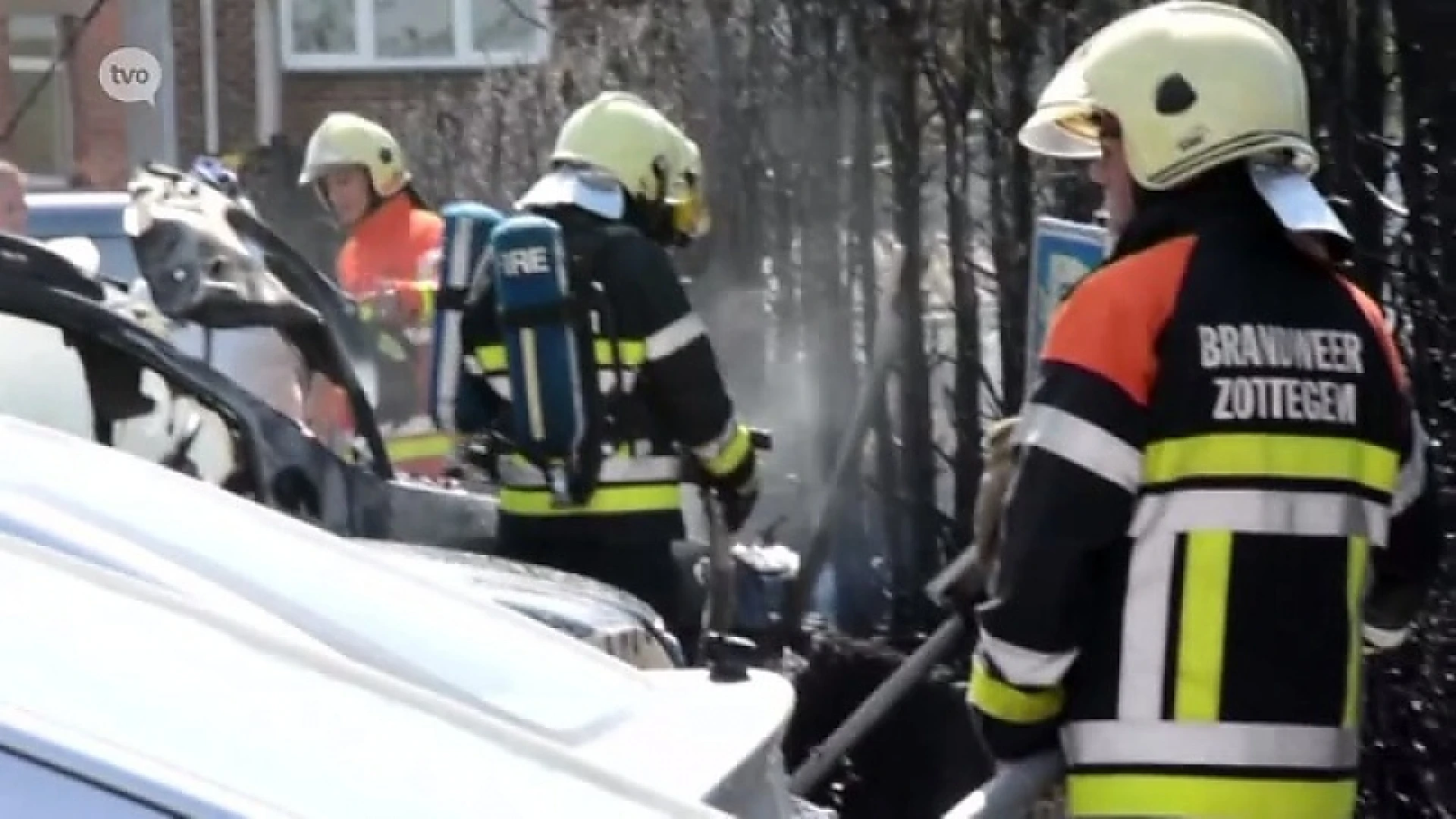 Zottegem: Brand aan haag vernielt 11 geparkeerde auto's