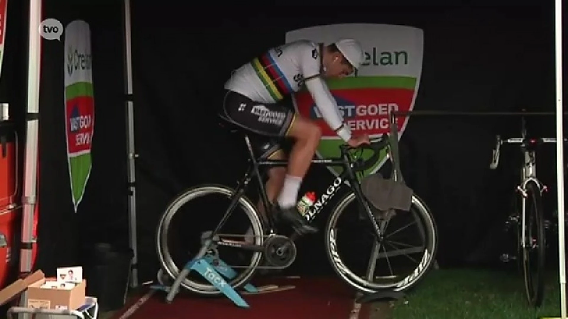 Van Aert en Van Hecke rijden kermiskoers in Puyvelde