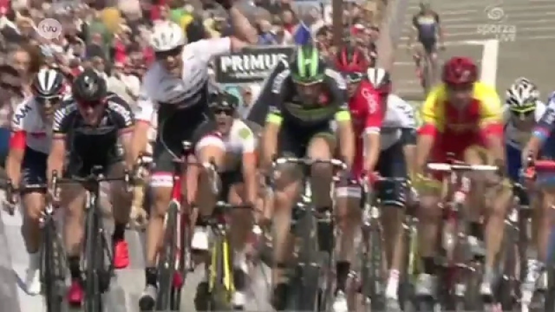 Edward Theuns aan het feest in 2de rit Ronde van België