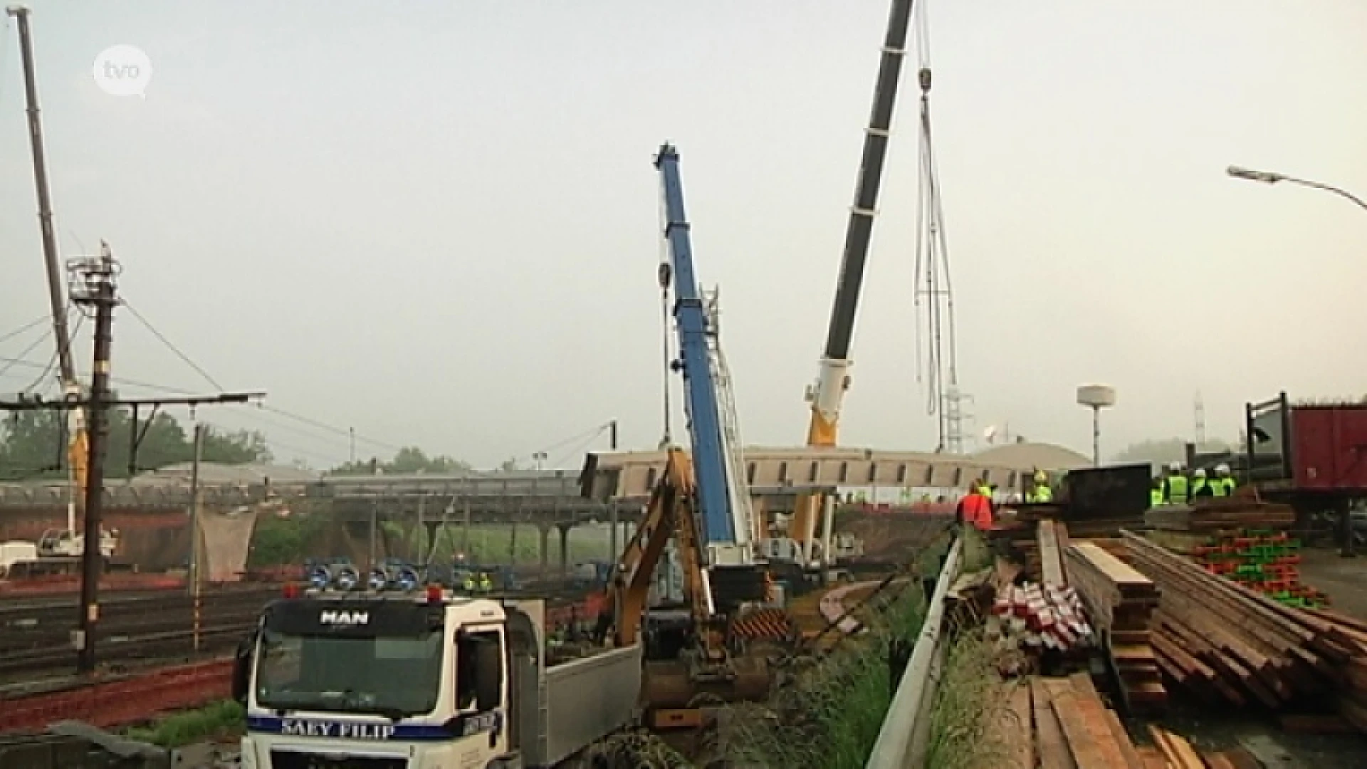 [VIDEO] Spectaculaire beelden van plaatsing brugdelen nieuwe Kemelbrug in Denderleeuw