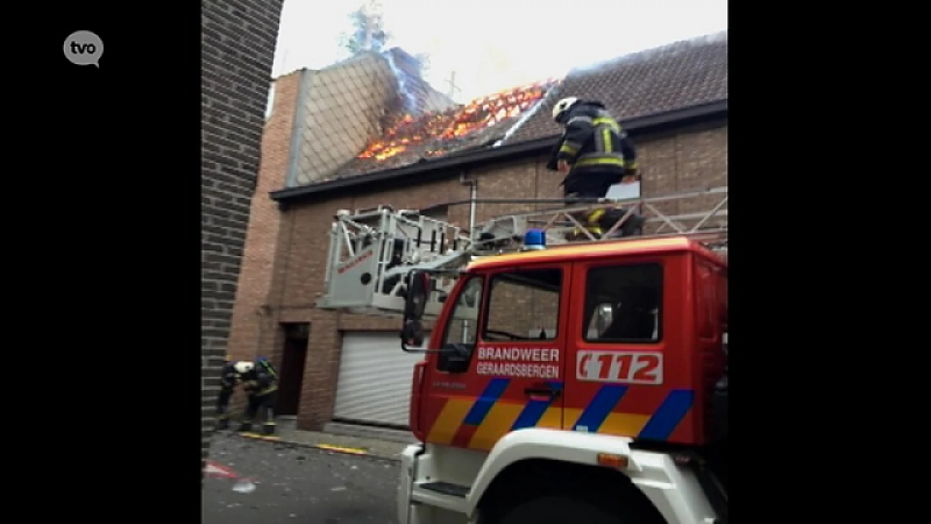 Dakbrand in Wegvoeringsstraat in Geraardsbergen