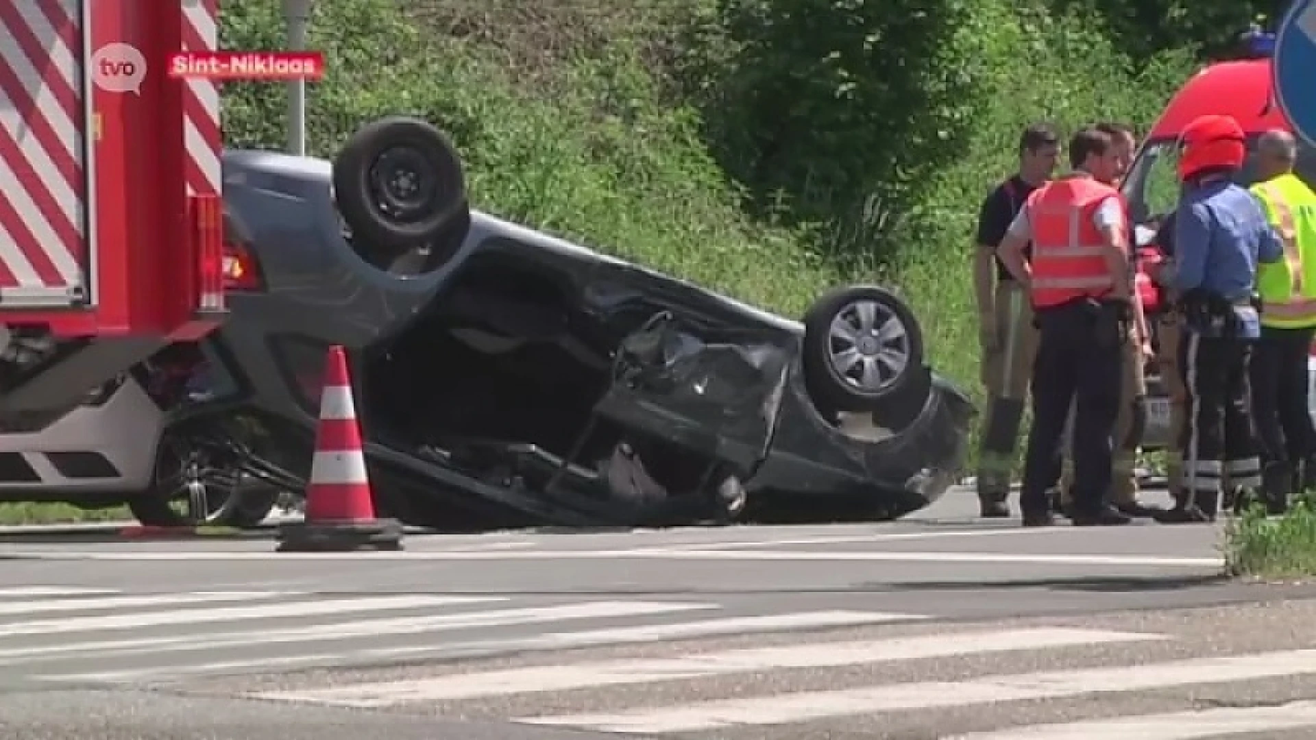 Auto over de kop aan de Singel in Sint-Niklaas