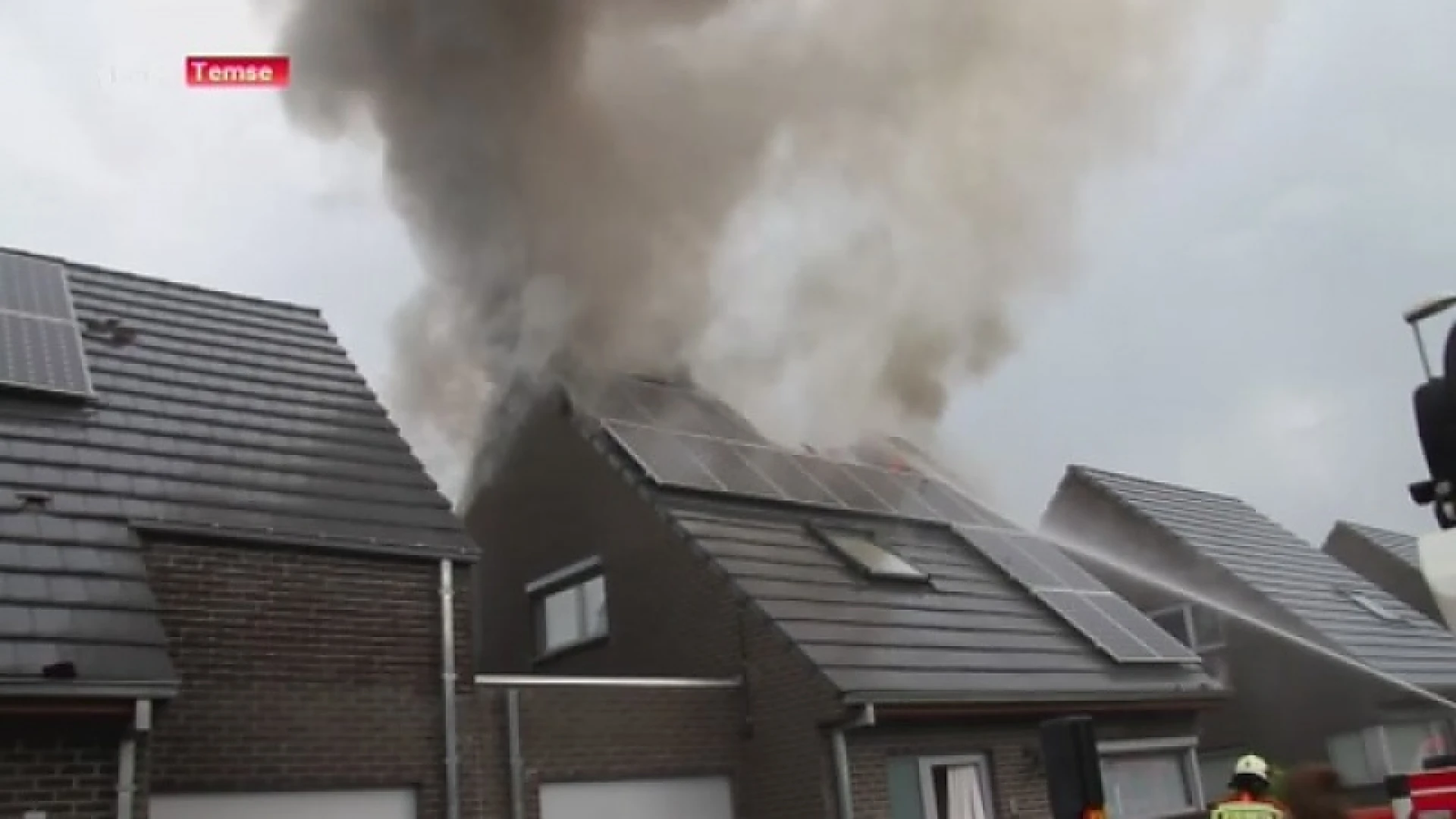 Blikseminslag in Temse, woning brandt uit