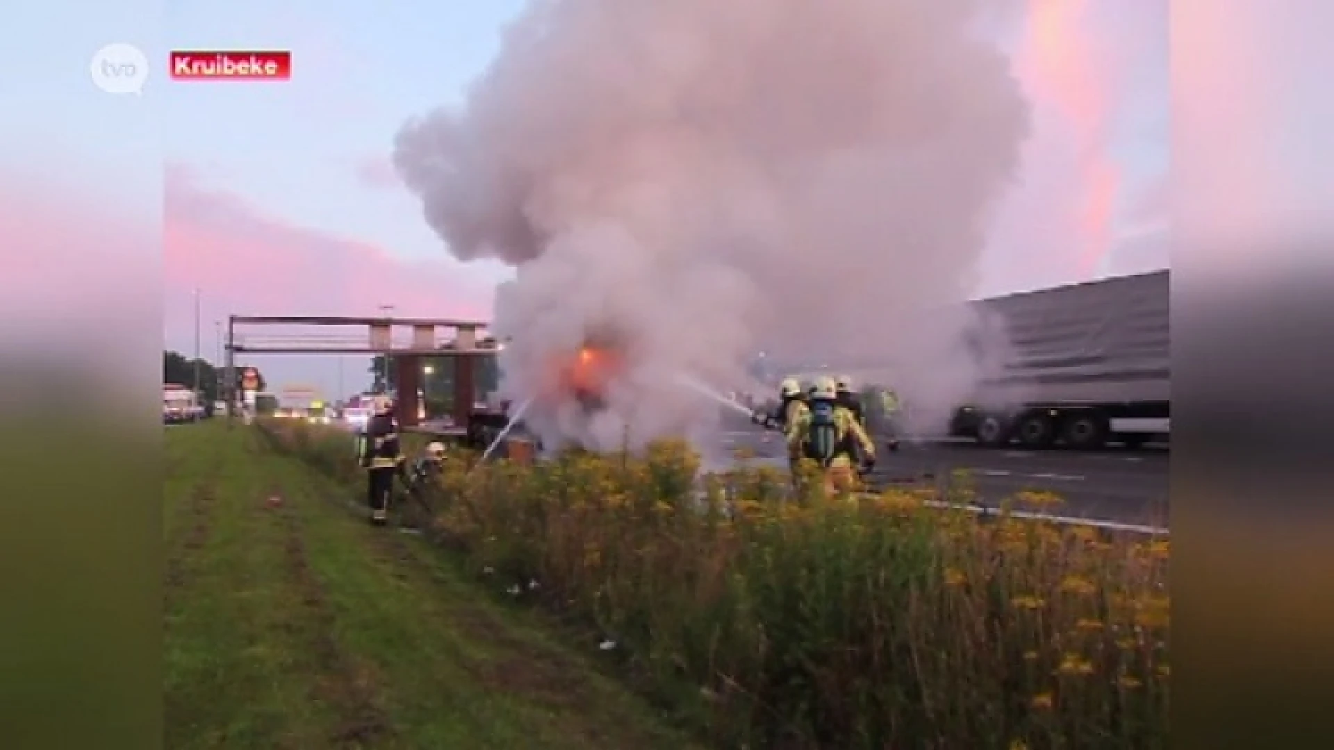 Vrachtwagen gaat in vlammen op langs E17 in Kruibeke