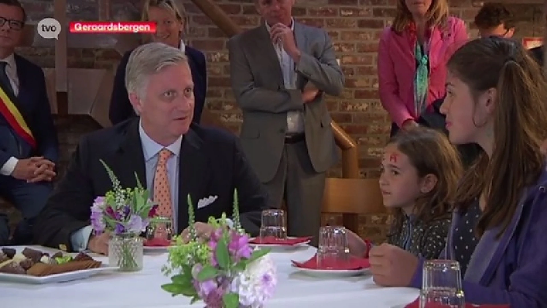 Koning bezoekt zomerkamp voor kansarme kinderen