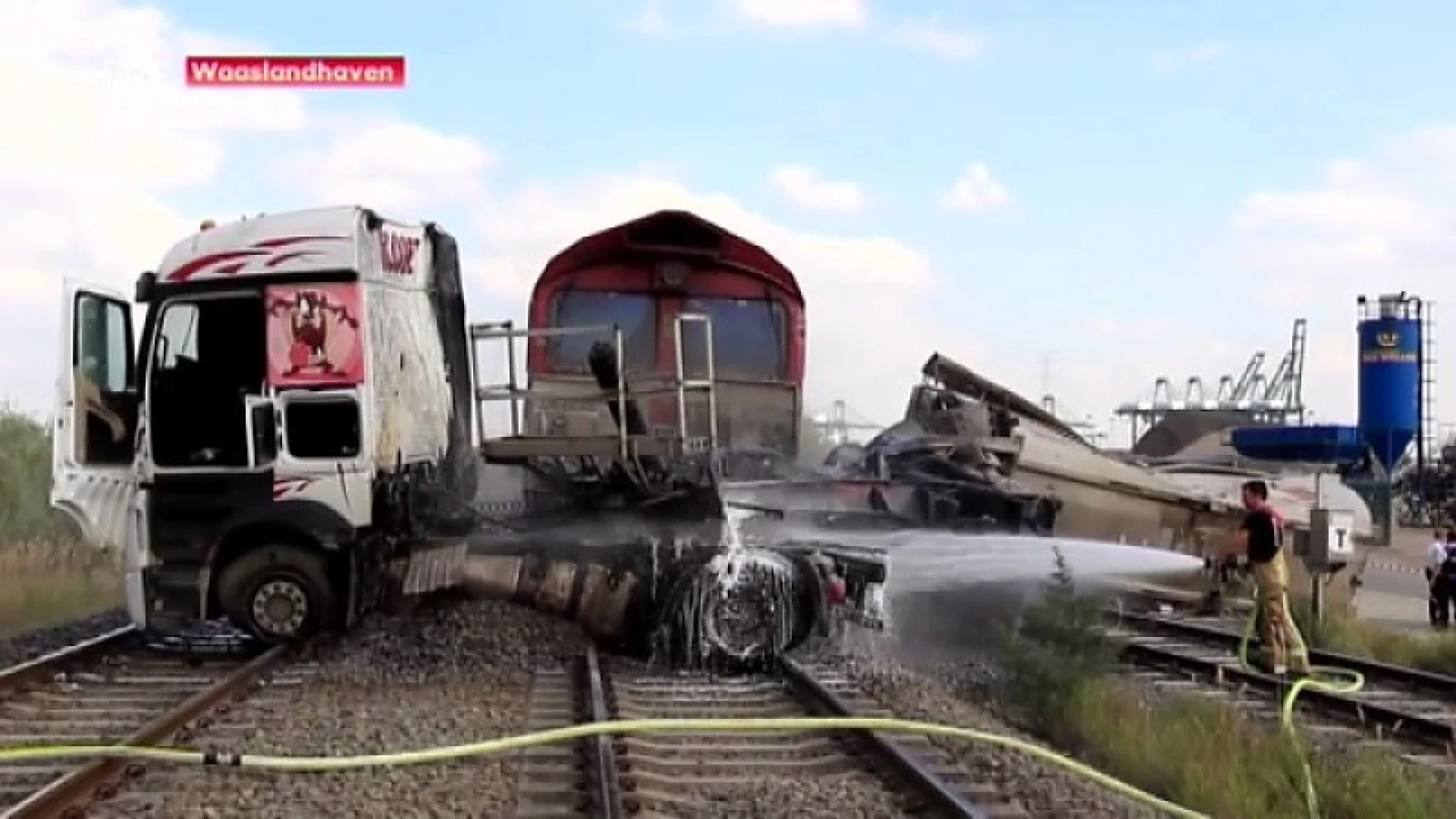 Nog maar eens botsing vrachtwagen met trein in Waaslandhaven