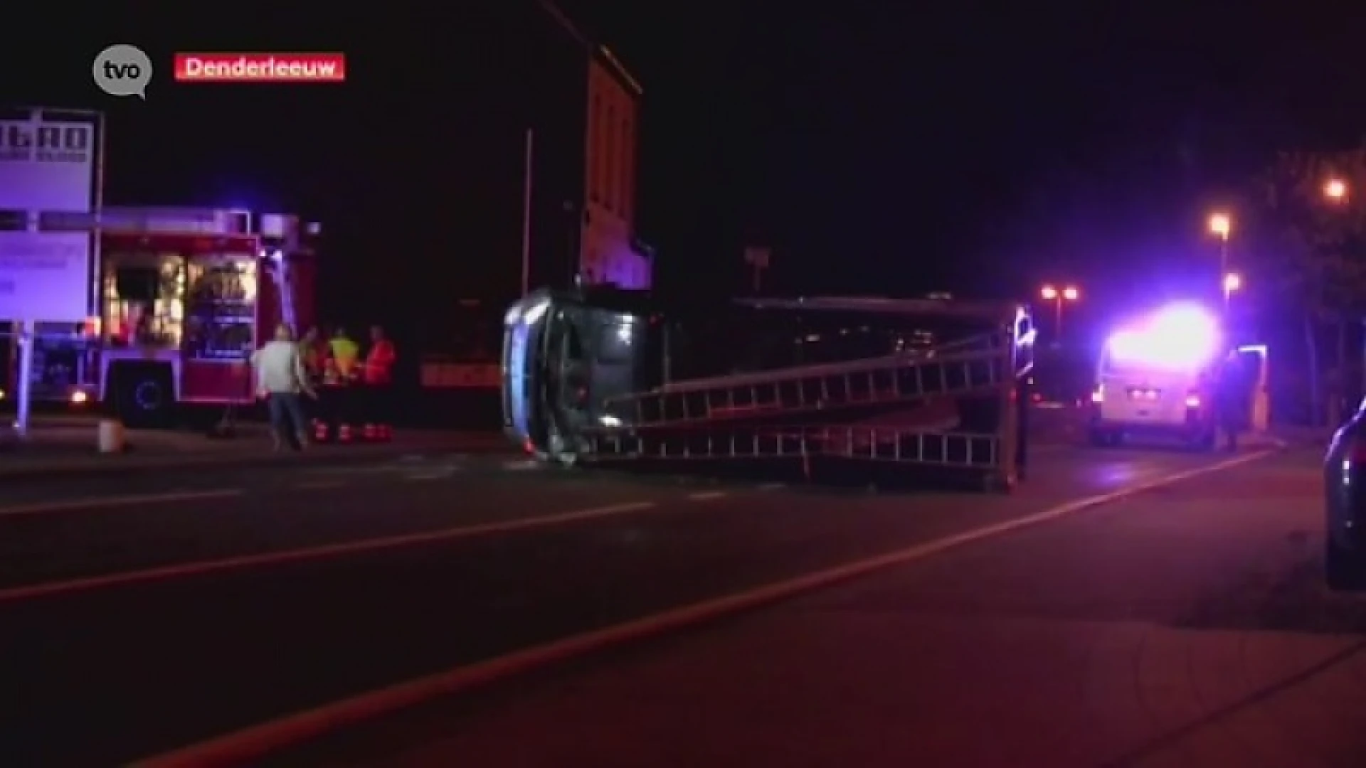 Bestelwagen mist bocht en richt ravage aan op Steenweg in Denderleeuw