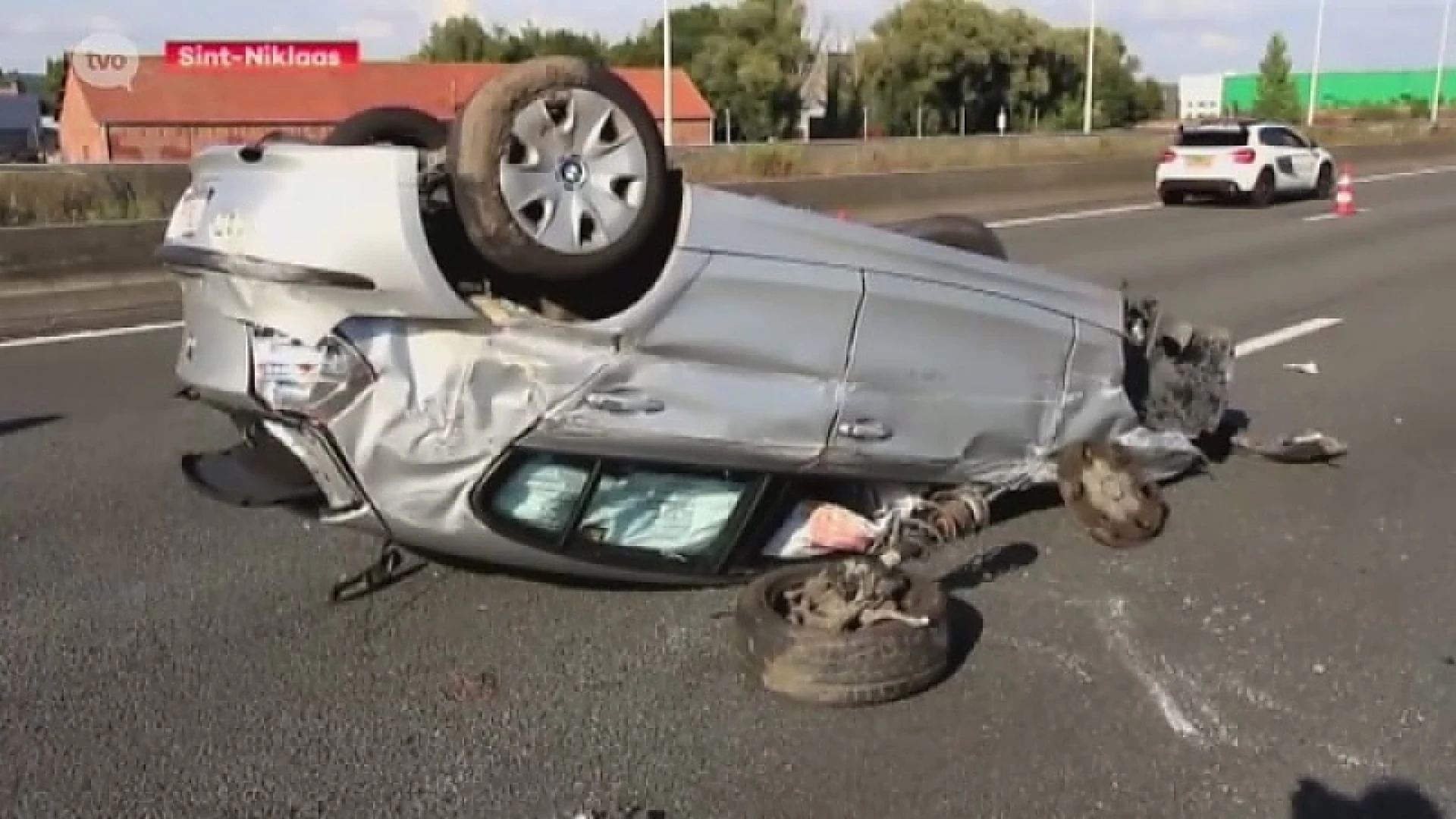 Zwaargewond nadat auto over de kop gaat op E17 in Sint-Niklaas