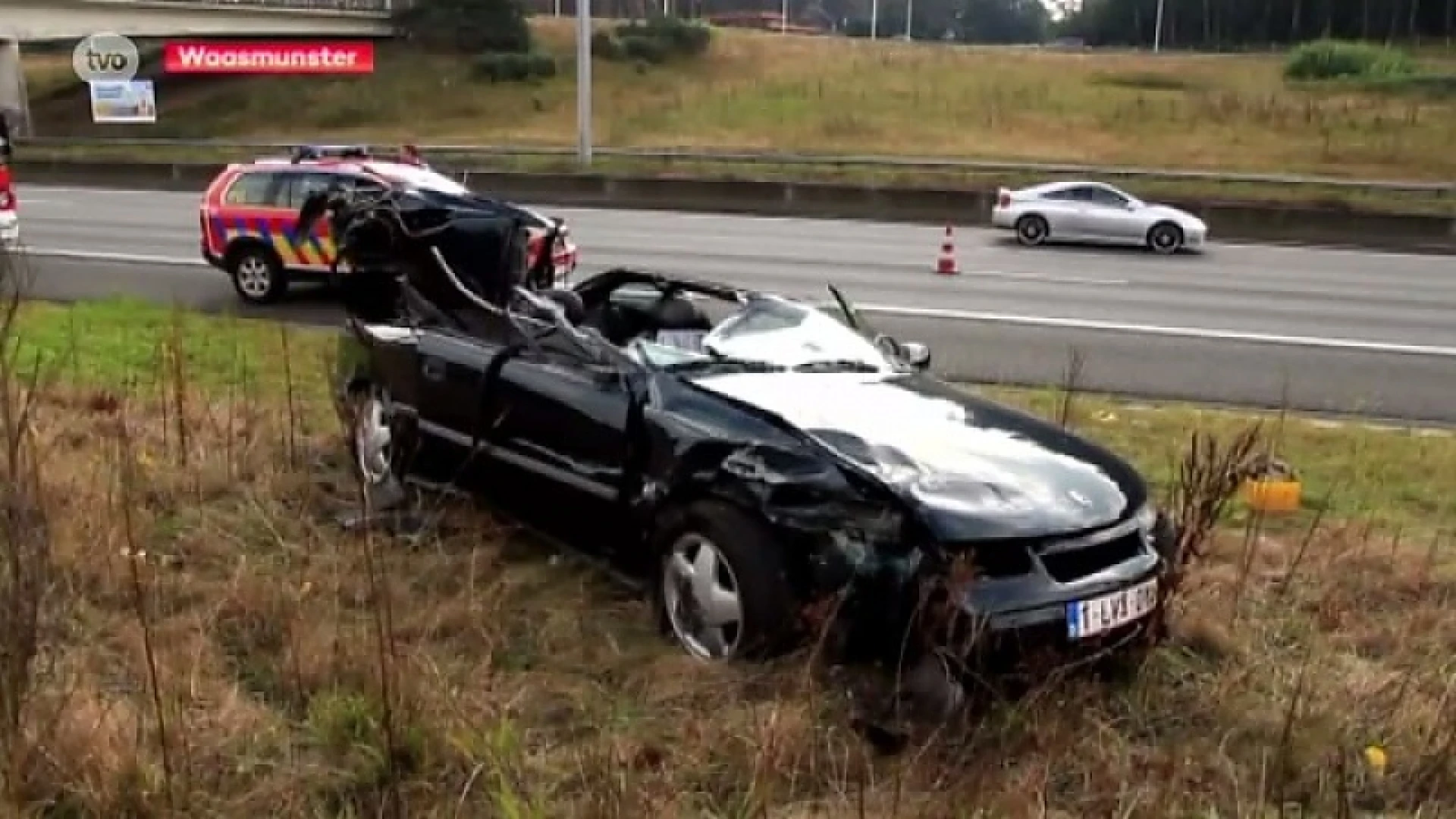 Auto over de kop in Waasmunster, bestuurder slaat op de vlucht