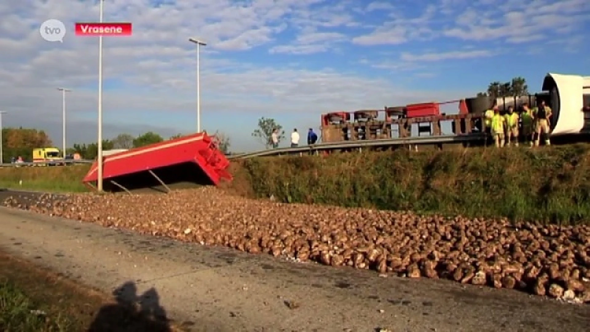 Vrachtwagen kantelt met lading bieten op E34 in Vrasene