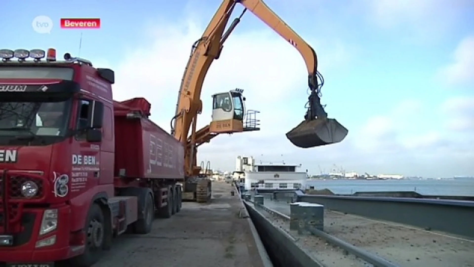 2500 ton grind via schip en vrachtwagens naar centrum Beveren