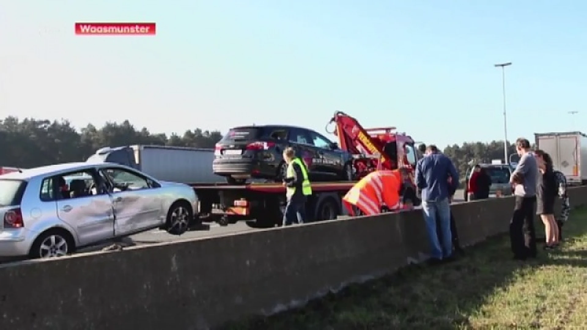 Vijf voertuigen botsen op E17 in Waasmunster