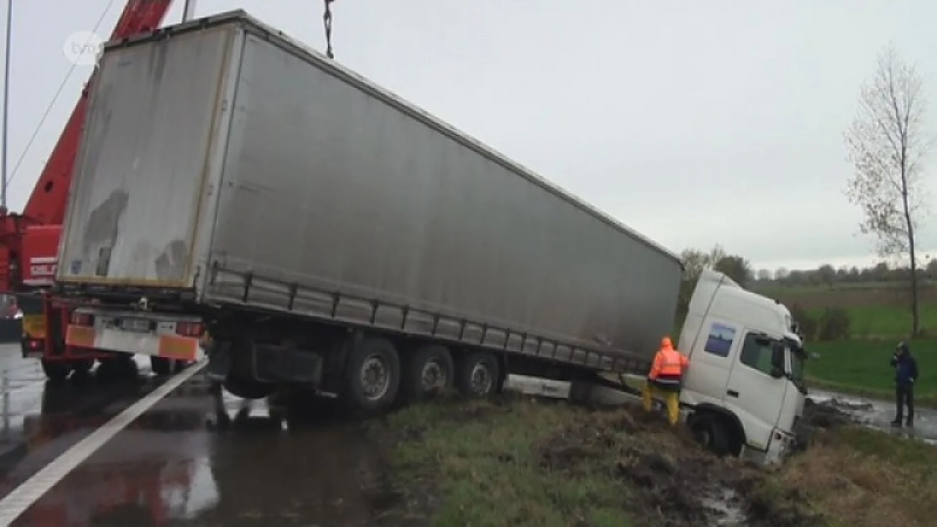 Zware verkeershinder nadat vrachtwagen slipt op E17 in Lokeren
