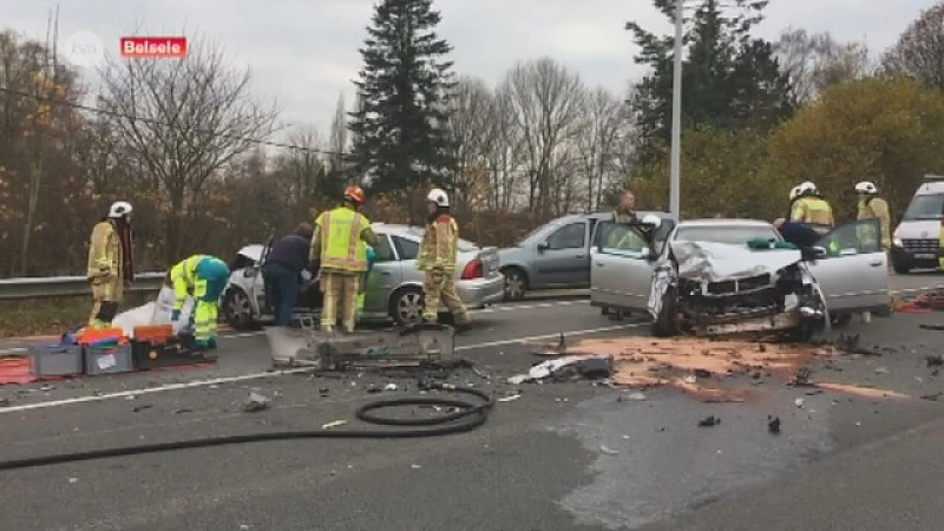 Twee zwaargewonden na frontale botsing op N70 in Belsele