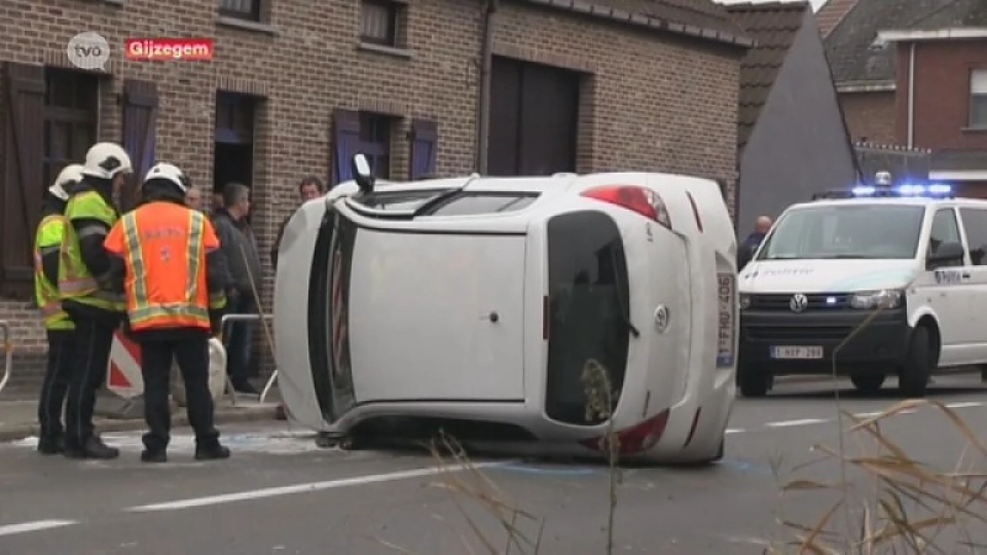 Gijzegem: Autobestuurster en kinderen gewond na botsing tegen gevel