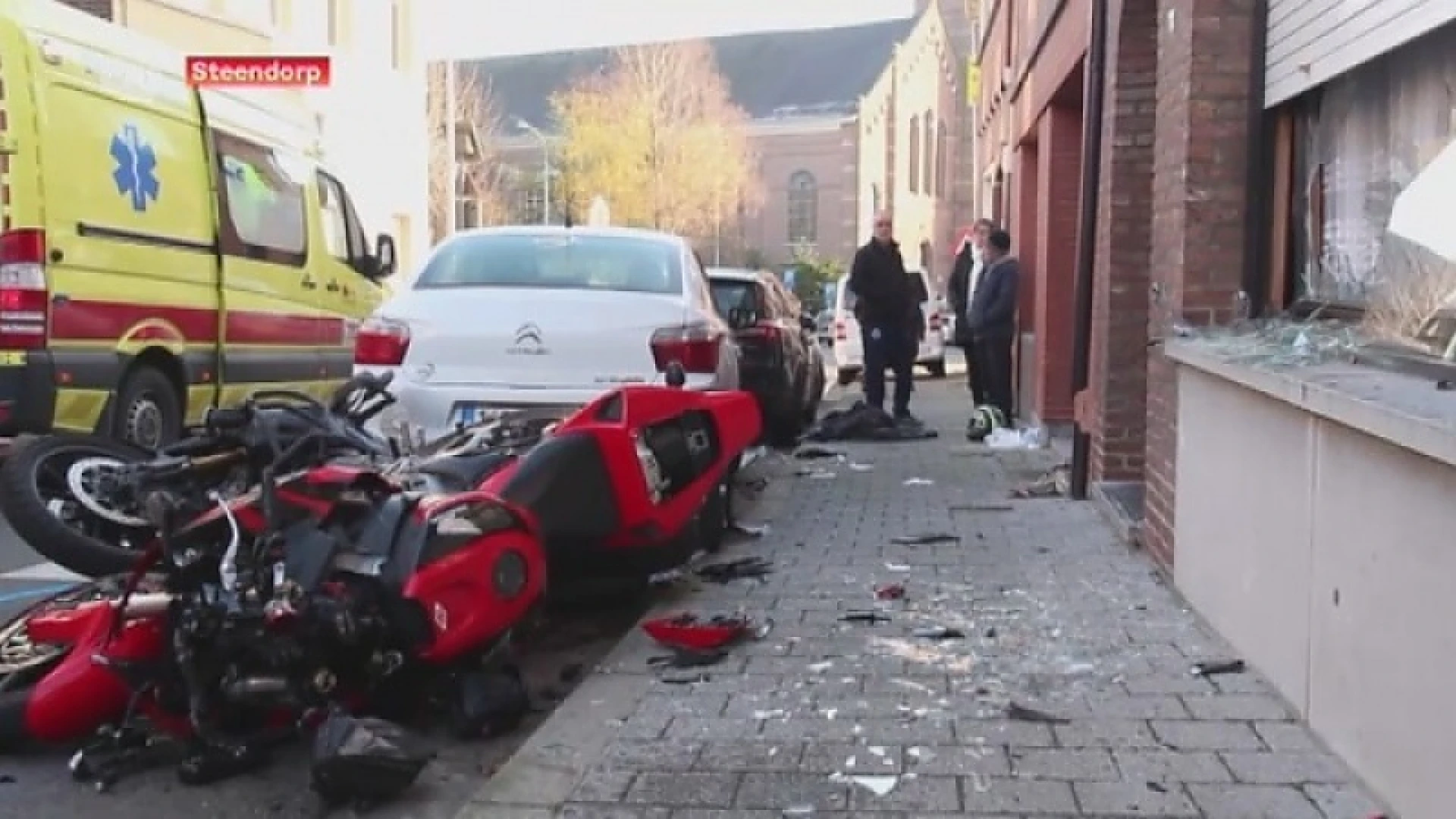 Motorrijder vliegt door raam van huis na botsing met auto in Steendorp